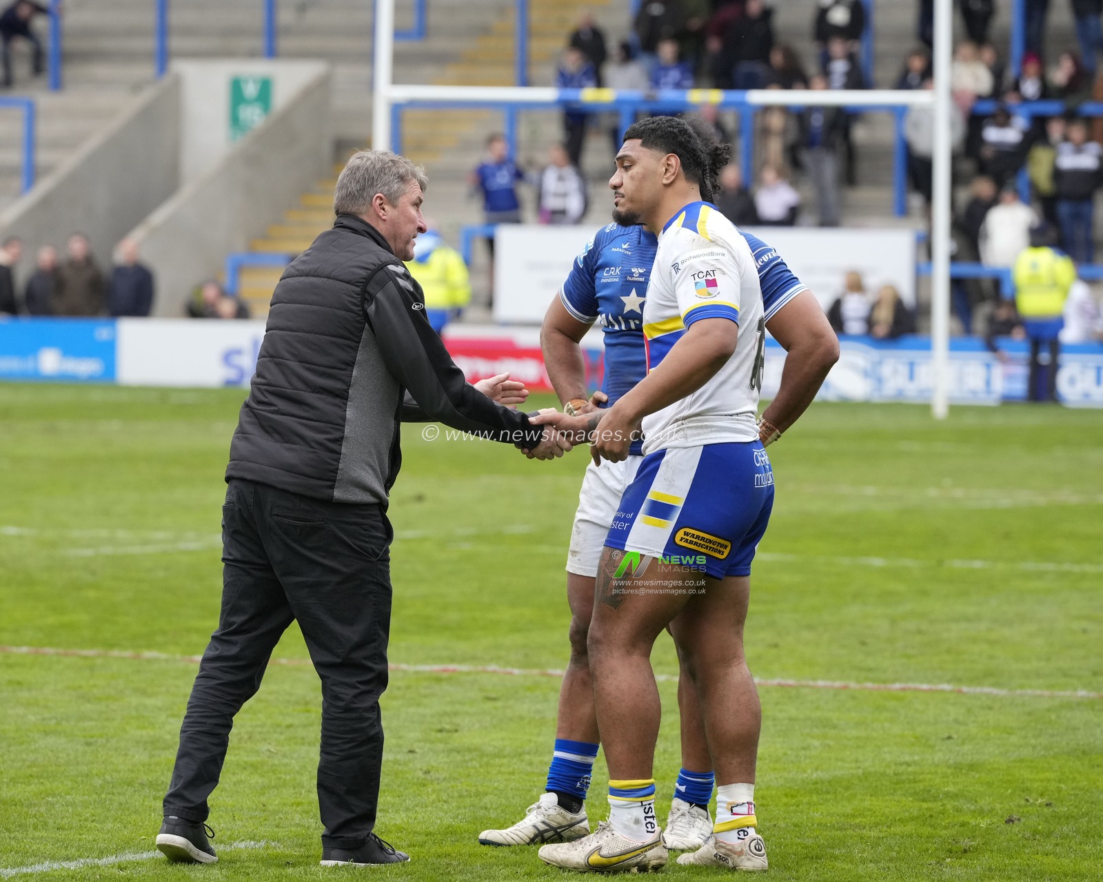 Tony Smith Head Coach of Hull FC shakes hands with Tom Mikaele #18 of Warrington Wolves after his final game for the Wireduring the Betfred Super League Round 7 match Warrington Wolves vs Hull FC at Halliwell Jones Stadium, Warrington, United Kingdom, 1st April 2023

(Photo by Steve Flynn/News Images)