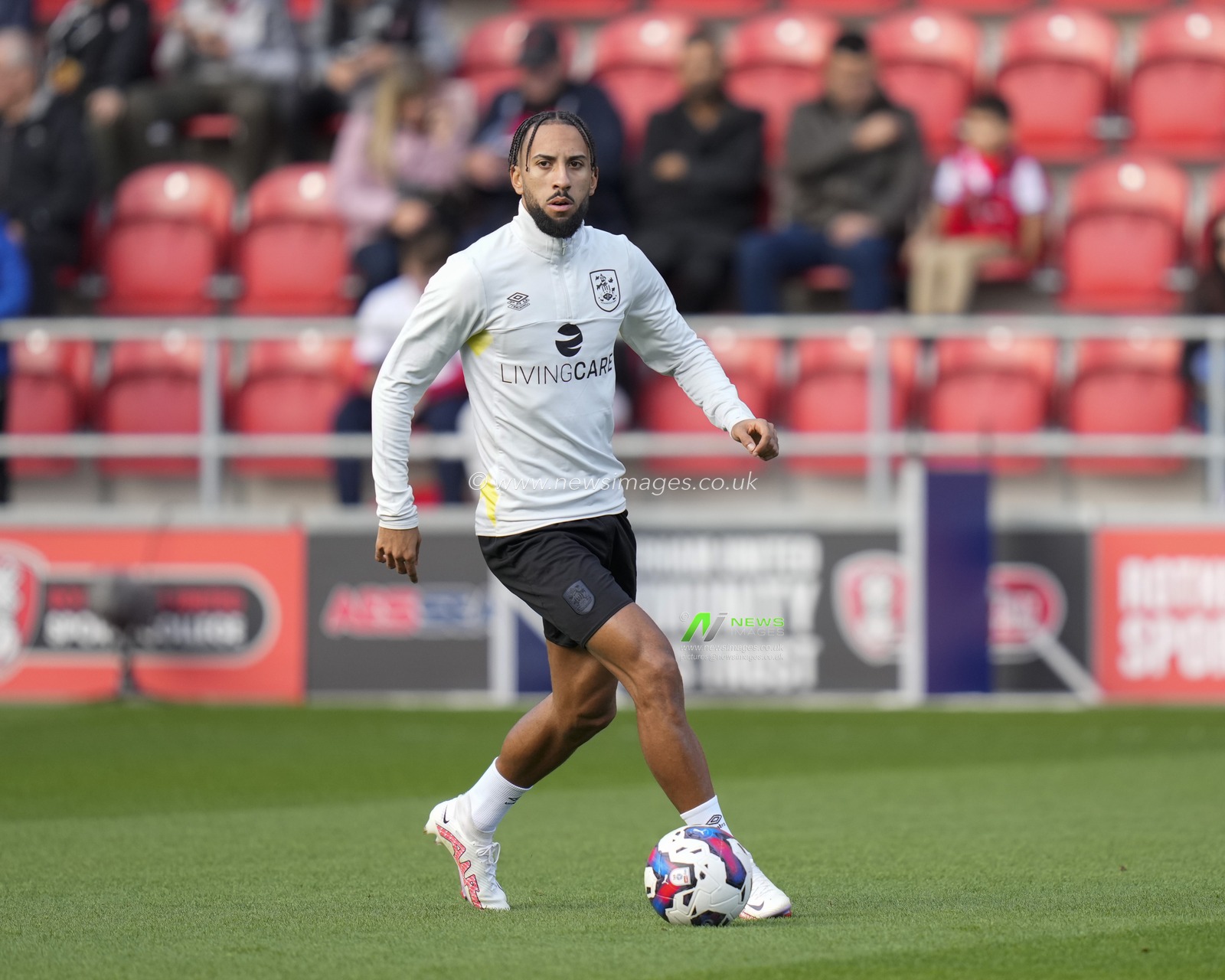 Sorba Thomas #7 of Huddersfield Town warms up before the Sky Bet Championship match Rotherham United vs Huddersfield Town at AESSEAL New York Stadium, Rotherham, United Kingdom, 15th October 2022

(Photo by Steve Flynn/News Images)