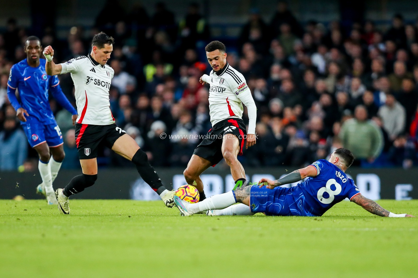 Sasa Lukic of Fulham battles for the ball with Enzo Fernandez of Chelsea during the Premier League match Chelsea vs Fulham at Stamford Bridge, London, United Kingdom, 26th December 2024

(Photo by Izzy Poles/News Images)