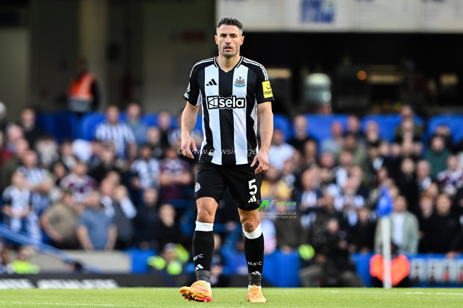 Fabian SchÃ¤r of Newcastle United during the Premier League match Chelsea vs Newcastle United at Stamford Bridge, London, United Kingdom, 27th October 2024

(Photo by Cody Froggatt/News Images)
