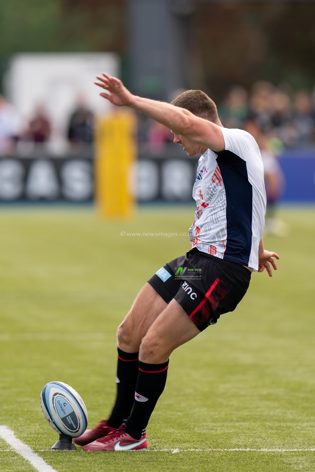 Owen Farrell #10 of Saracens warming up prior to the Gallagher Premiership match Saracens vs Leicester Tigers at StoneX Stadium, London, United Kingdom, 1st October 2022

(Photo by Richard Washbrooke/News Images)