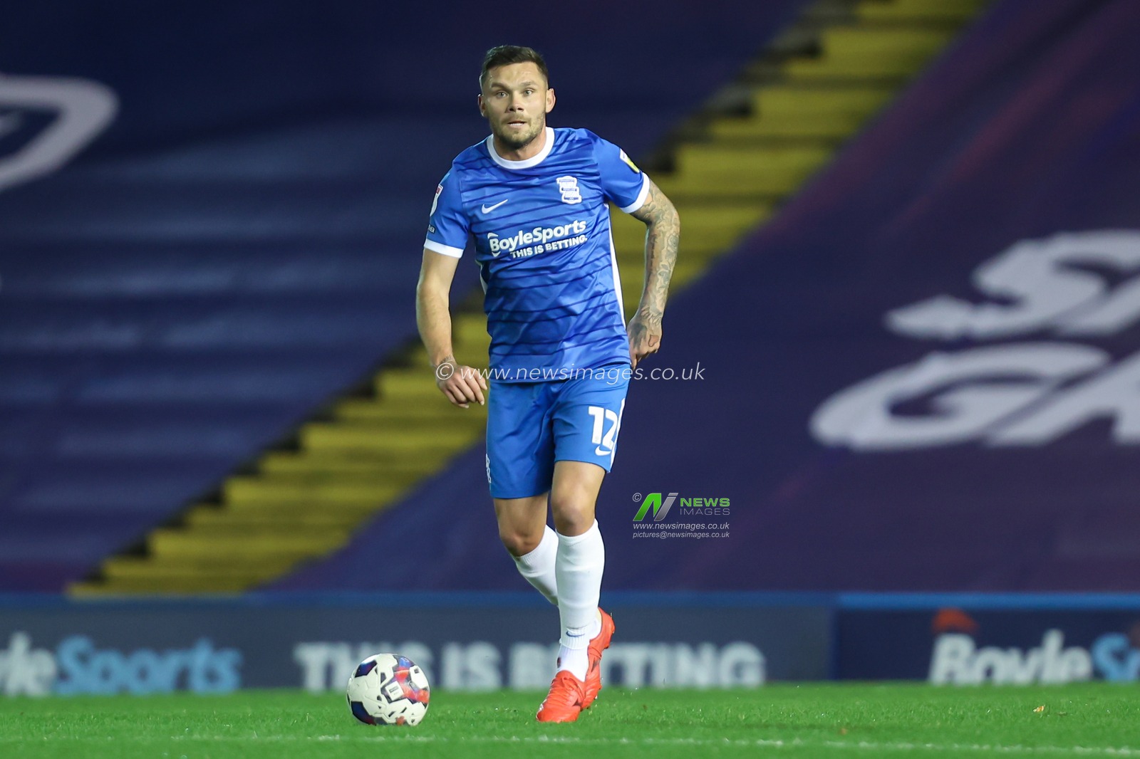 Harlee Dean #12 of Birmingham City dribbles the ball during the Sky Bet Championship match Birmingham City vs Millwall at St Andrews, Birmingham, United Kingdom, 2nd November 2022

(Photo by Simon Bissett/News Images)