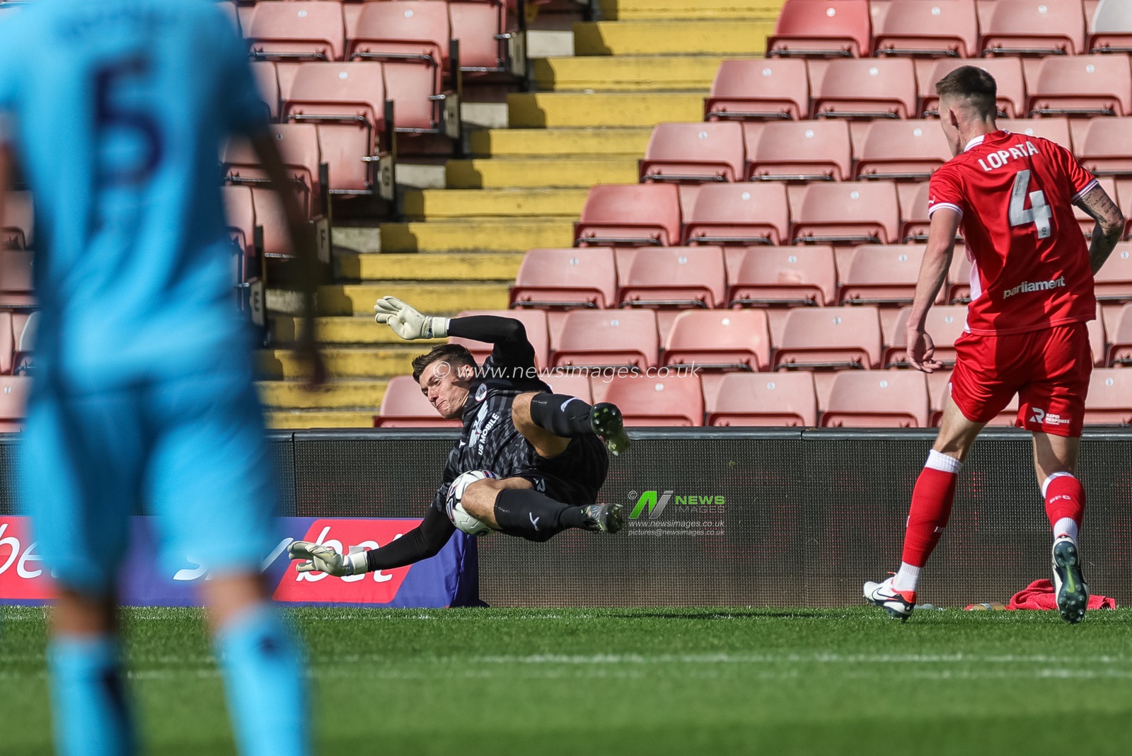 Liam Roberts #1 of Barnsley saves a shot on goal during the Sky Bet League 1 match Barnsley vs Oxford United at Oakwell, Barnsley, United Kingdom, 19th August 2023

(Photo by Mark Cosgrove/News Images)