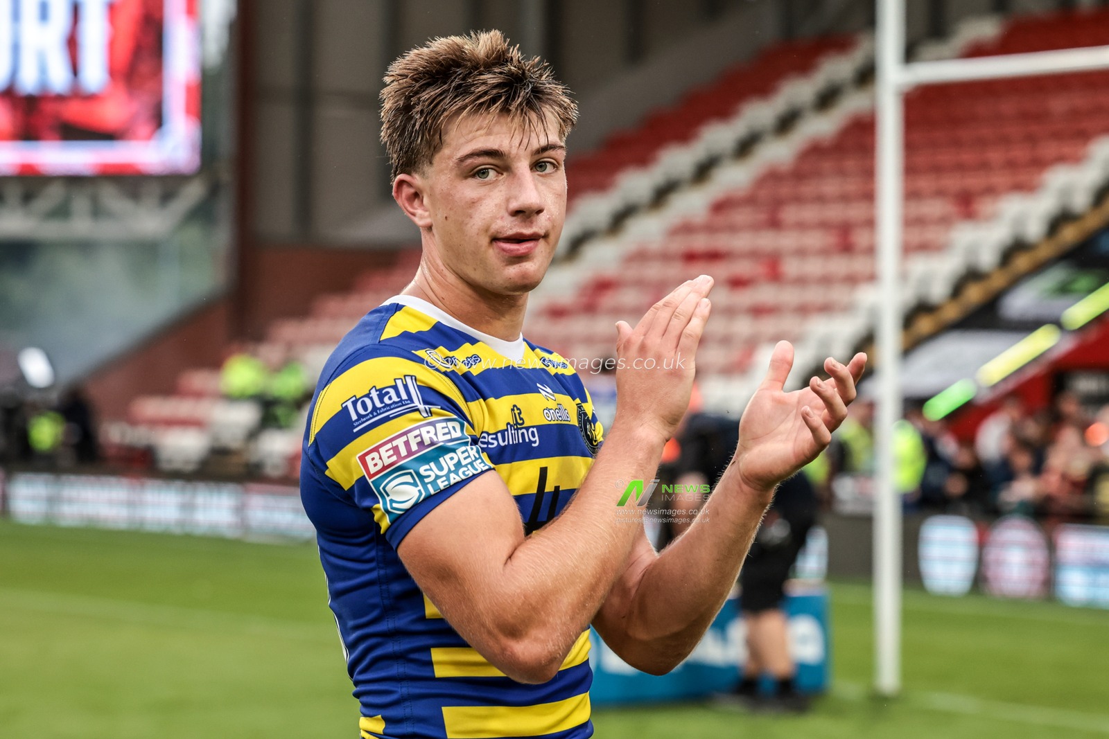 Ewan Irwin of Warrington Wolves applauds the fans after the game during the Betfred Super League round 20 match Leigh Leopards vs Warrington Wolves at Leigh Sports Village, Leigh, United Kingdom on 25 July 2026

(Photo by Alfie Cosgrove/News Images)
