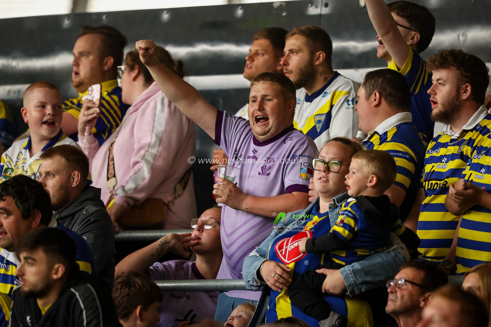 Warrington fans celebrate a try during the Betfred Super League round 25 match Hull FC vs Warrington Wolves at MKM Stadium, Hull, United Kingdom on 29 August 2026

(Photo by Alfie Cosgrove/News Images)