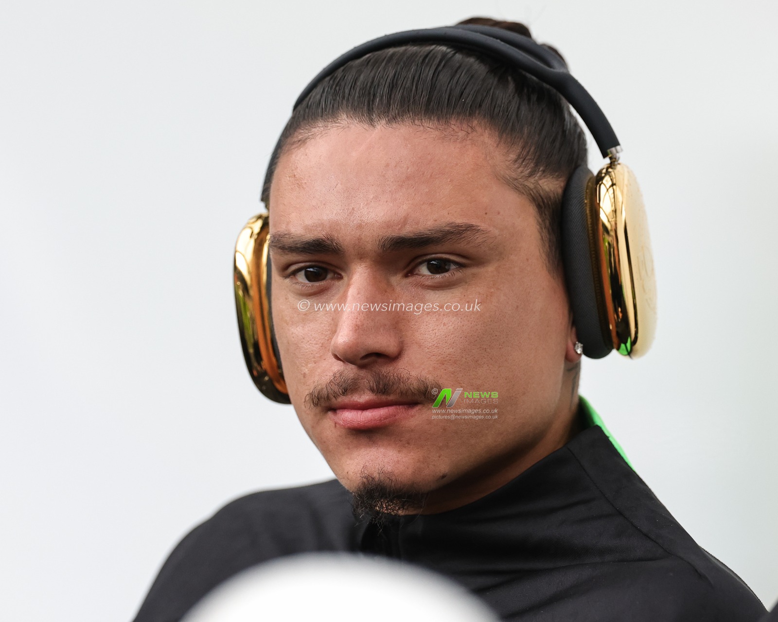 Darwin NÃºÃ±ez #9 of Liverpool arrives during the Premier League match Newcastle United vs Liverpool at St. James's Park, Newcastle, United Kingdom, 27th August 2023

(Photo by Mark Cosgrove/News Images)