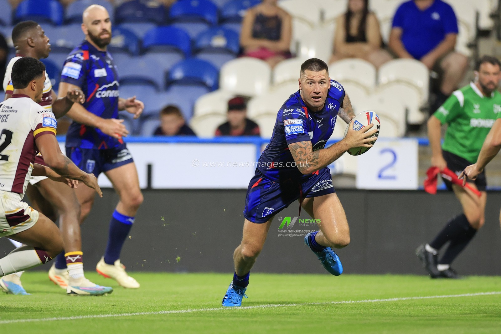 Shaun Kenny-Dowall #4 of Hull KR runs over for a try during the Betfred Super League Round 25 match Huddersfield Giants vs Hull KR at John Smith's Stadium, Huddersfield, United Kingdom, 8th September 2023

(Photo by Conor Molloy/News Images)