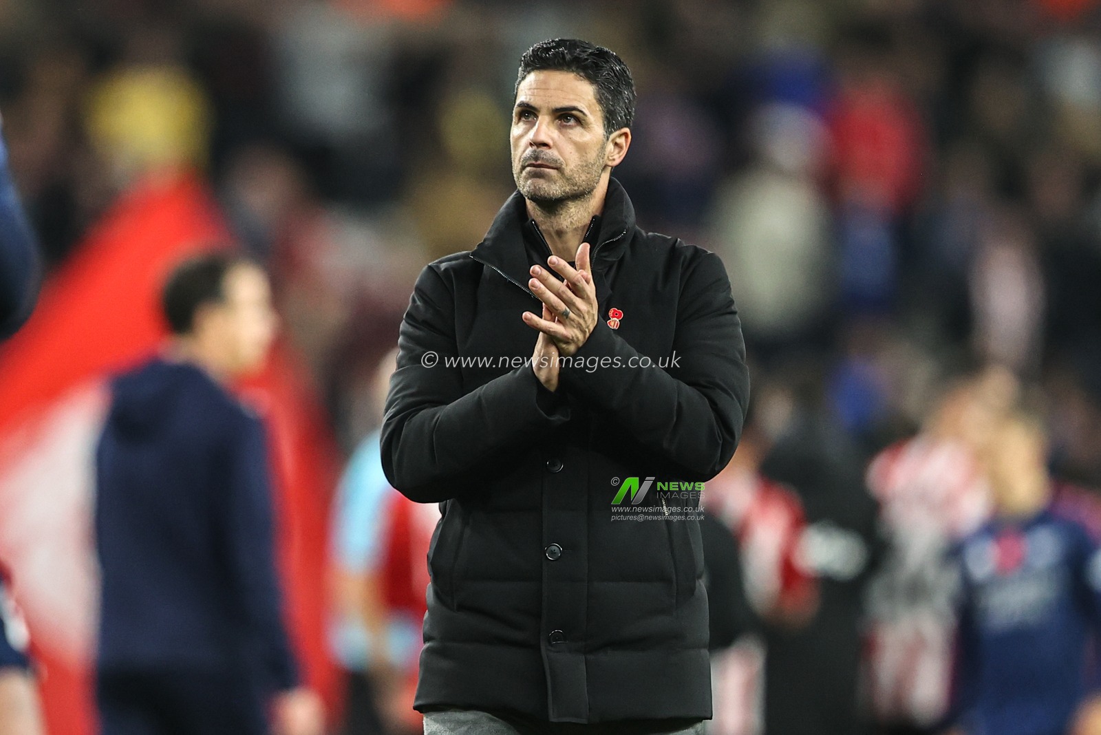 Mikel Arteta manager of Arsenal applauds the fans after the game during the Premier League match Sunderland vs Arsenal at Stadium Of Light, Sunderland, United Kingdom, 8th November 2025

(Photo by Alfie Cosgrove/News Images)

*** GER AUT SUI OUT ***