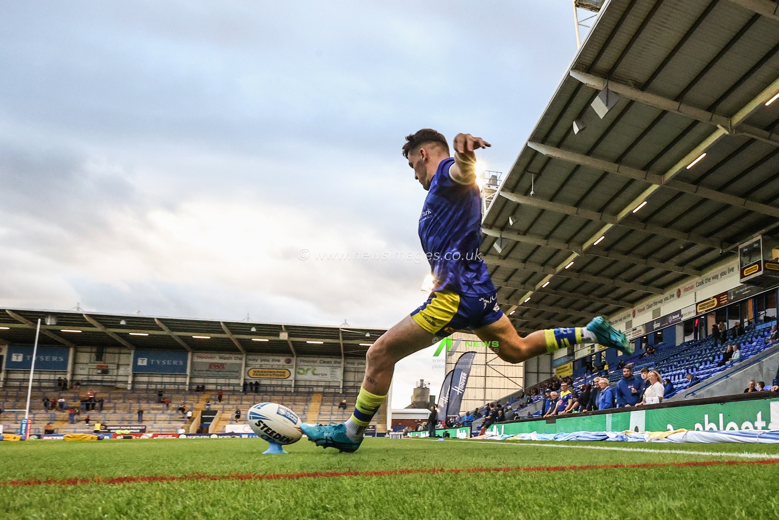 Josh Thewlis of Warrington Wolves in the pre-game warm up during the Betfred Super League Round 24 match Warrington Wolves vs Salford Red Devils at Halliwell Jones Stadium, Warrington, United Kingdom, 29th August 2025

(Photo by Alfie Cosgrove/News Images)