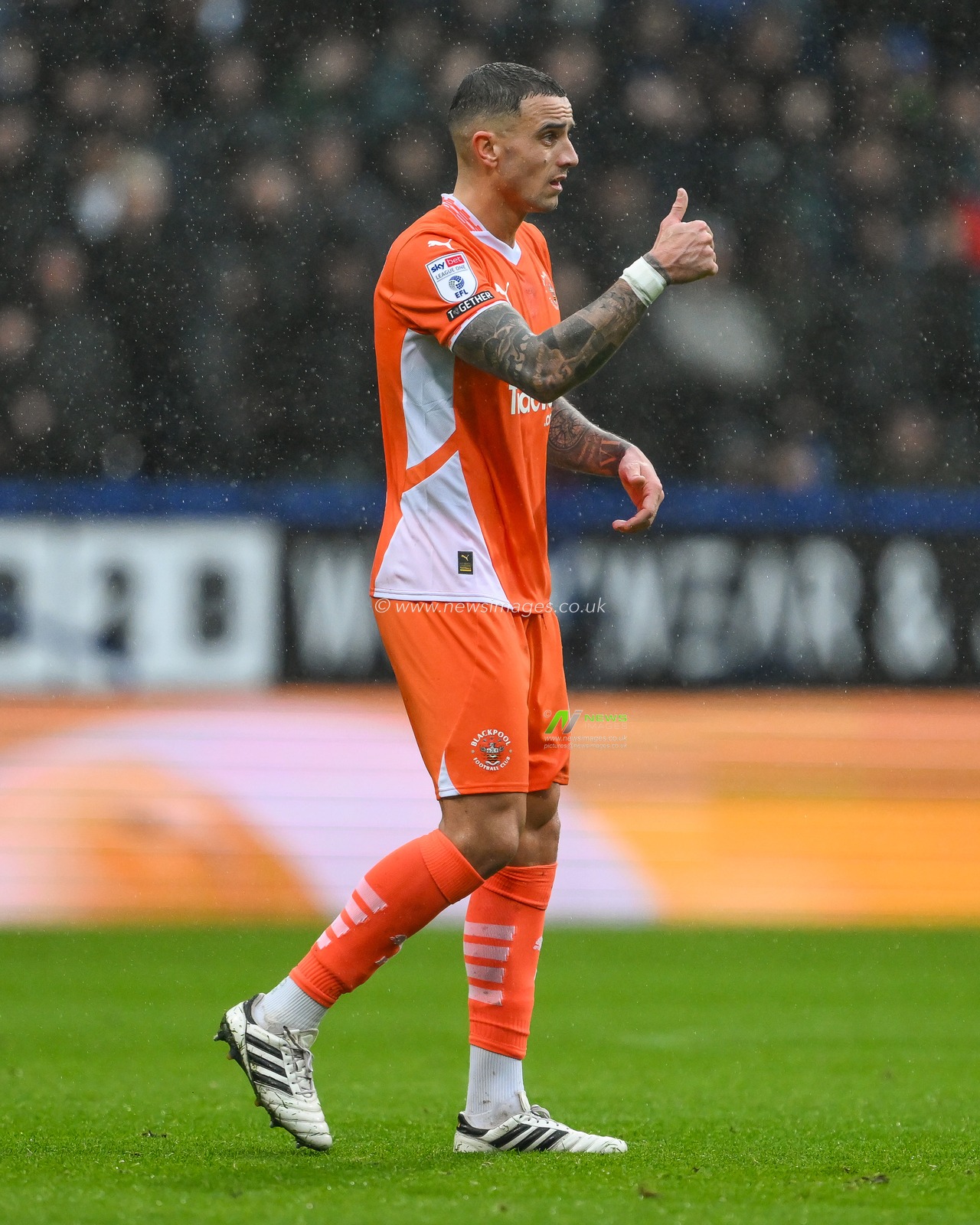 Oliver Norburn of Blackpool gives the thumbs up to a team mate during the Sky Bet League 1 match Bolton Wanderers vs Blackpool at Toughsheet Community Stadium, Bolton, United Kingdom, 23rd November 2024

(Photo by Craig Thomas/News Images)