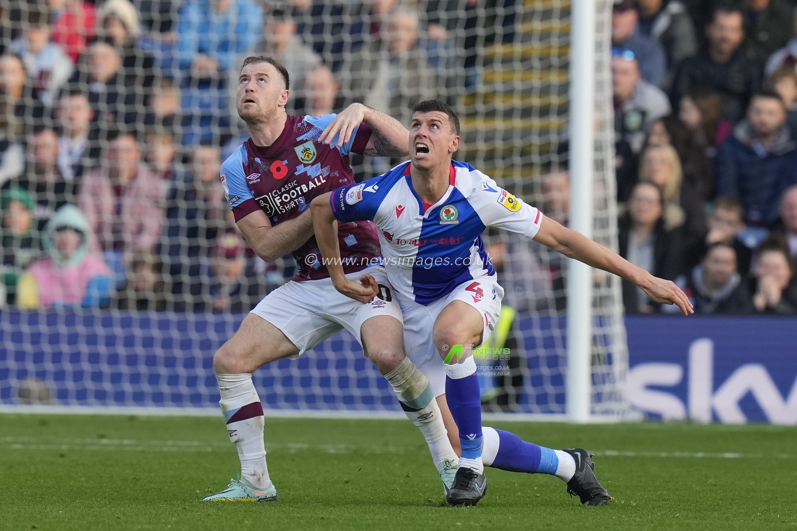 Ashley Barnes #10 of Burnley competes for the ball with Daniel Ayala #4 of Blackburn Rovers during the Sky Bet Championship match Burnley vs Blackburn Rovers at Turf Moor, Burnley, United Kingdom, 13th November 2022

(Photo by Steve Flynn/News Images)