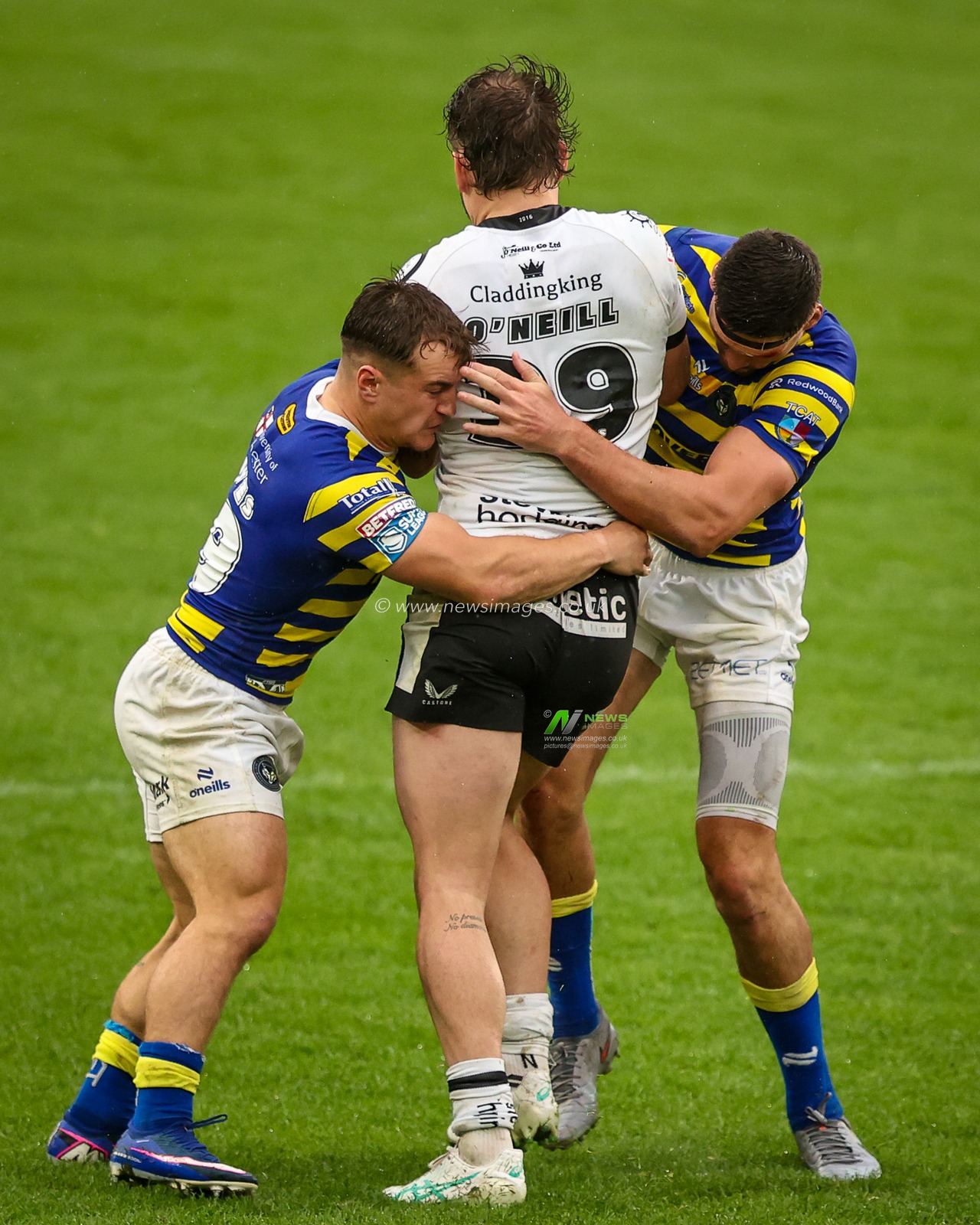 Ethan O'Neill of Hull FC is tackled by Leon Hayes of Warrington Wolves and Sam Stone of Warrington Wolves  and during the Betfred Super League round 25 match Hull FC vs Warrington Wolves at MKM Stadium, Hull, United Kingdom on 29 August 2026

(Photo by Alfie Cosgrove/News Images)