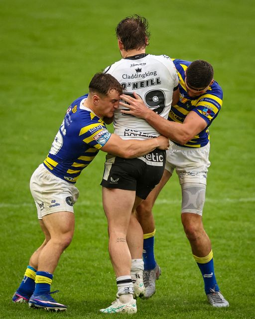 Ethan O'Neill of Hull FC is tackled by Leon Hayes of Warrington Wolves and Sam Stone of Warrington Wolves  and during the Betfred Super League round 25 match Hull FC vs Warrington Wolves at MKM Stadium, Hull, United Kingdom on 29 August 2026

(Photo by Alfie Cosgrove/News Images)