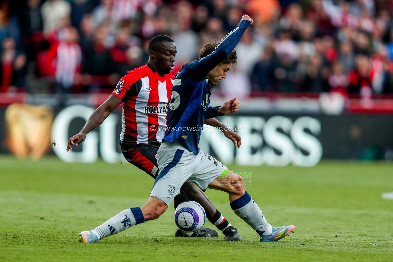 Michael Kayode of Brentford battles for the ball with Matthijs de Ligt of Manchester United during the Premier League match Brentford vs Manchester United at The Gtech Community Stadium, London, United Kingdom, 4th May 2025

(Photo by Izzy Poles/News Images)