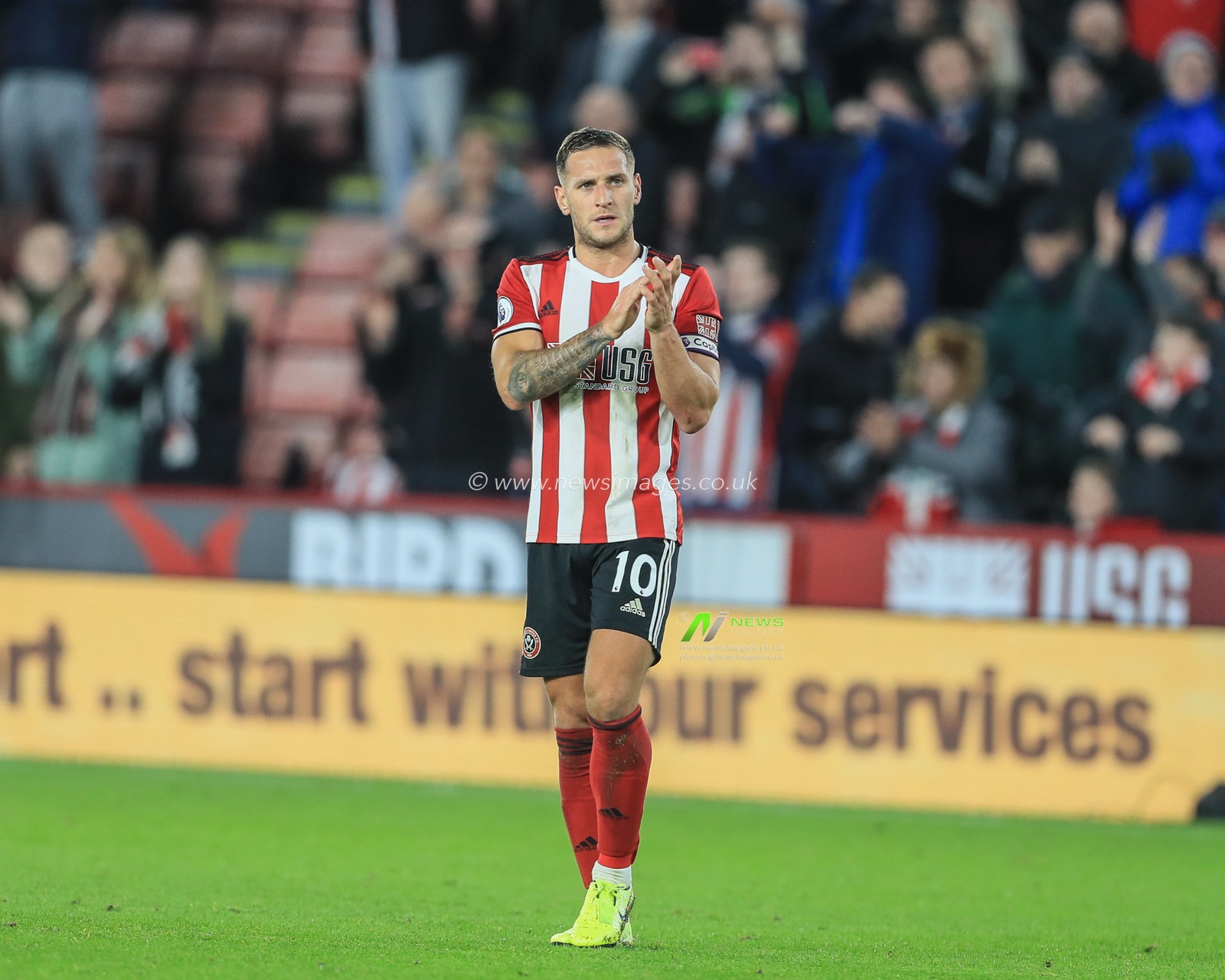 21st October 2019, Bramall Lane, Sheffield, England; Premier League, Sheffield United v Arsenal : Billy Sharp (10) of Sheffield United applauds the fans as Sheffield United win Arsenal 1-0 

Credit: Mark Cosgrove/News Images