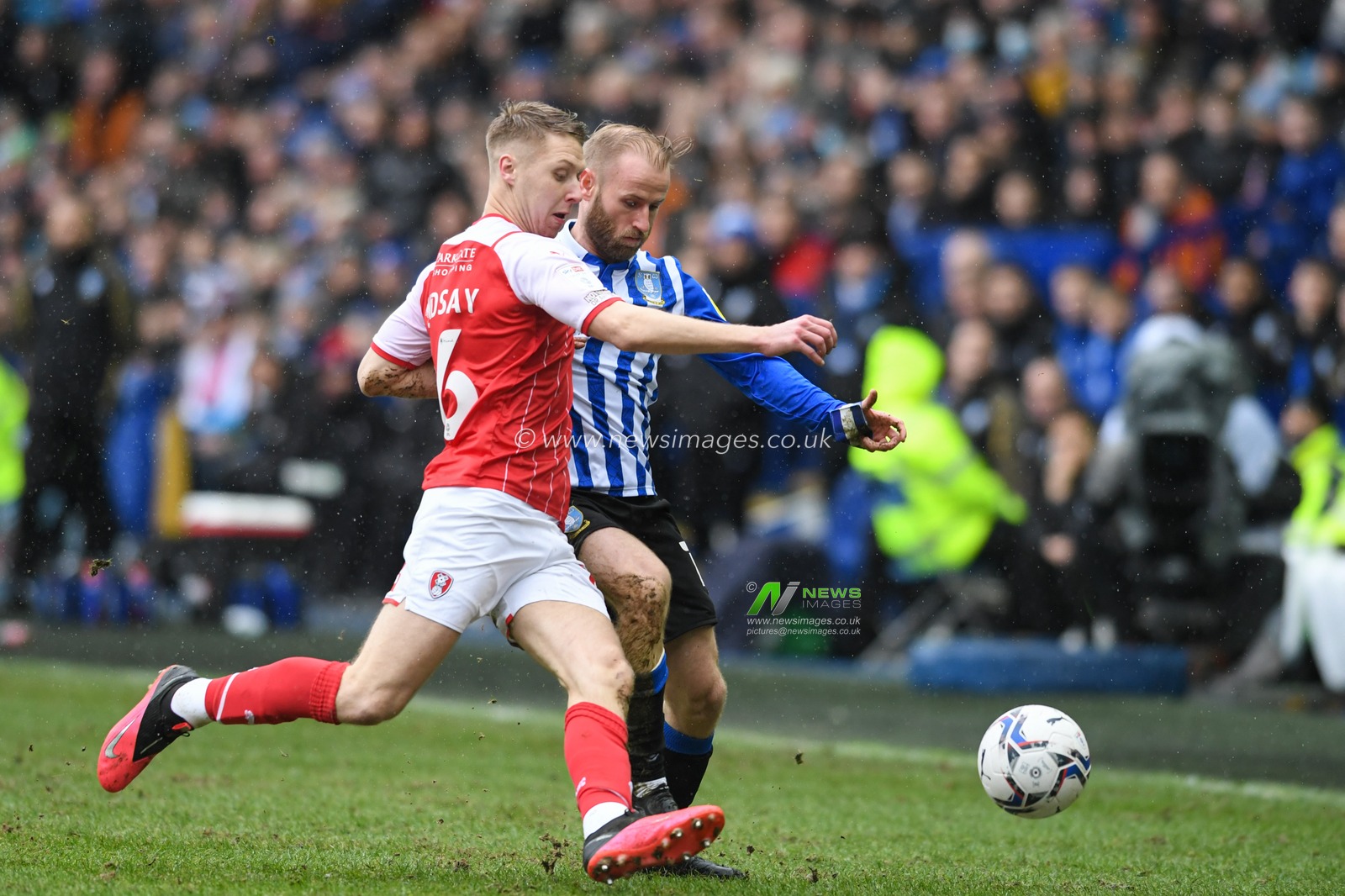 Jamie Lindsay #16 of Rotherham United and Barry Bannan #10 of Sheffield Wednesday compete for the ball