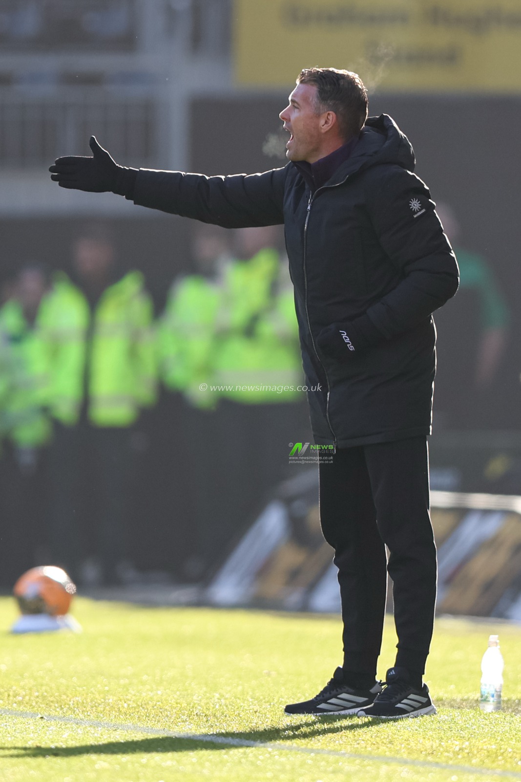 Rob Edwards manager of Wolverhampton Wanderers during the Emirates FA Cup Third Round match Wolverhampton Wanderers vs Shrewsbury Town at Molineux, Wolverhampton, United Kingdom, 10th January 2026

(Photo by Euan Manning/News Images)