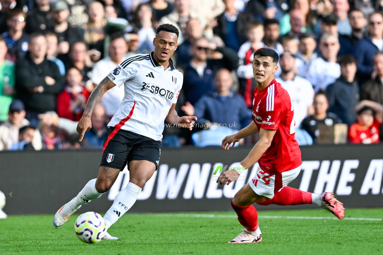 Rodrigo MUNIZ of Fulham FC crosses the ball with defence from Samaon SOSA of Nottingham Forrest during the Premier League match Nottingham Forest vs Fulham at City Ground, Nottingham, United Kingdom, 28th September 2024

(Photo by Mark Dunn/News Images)