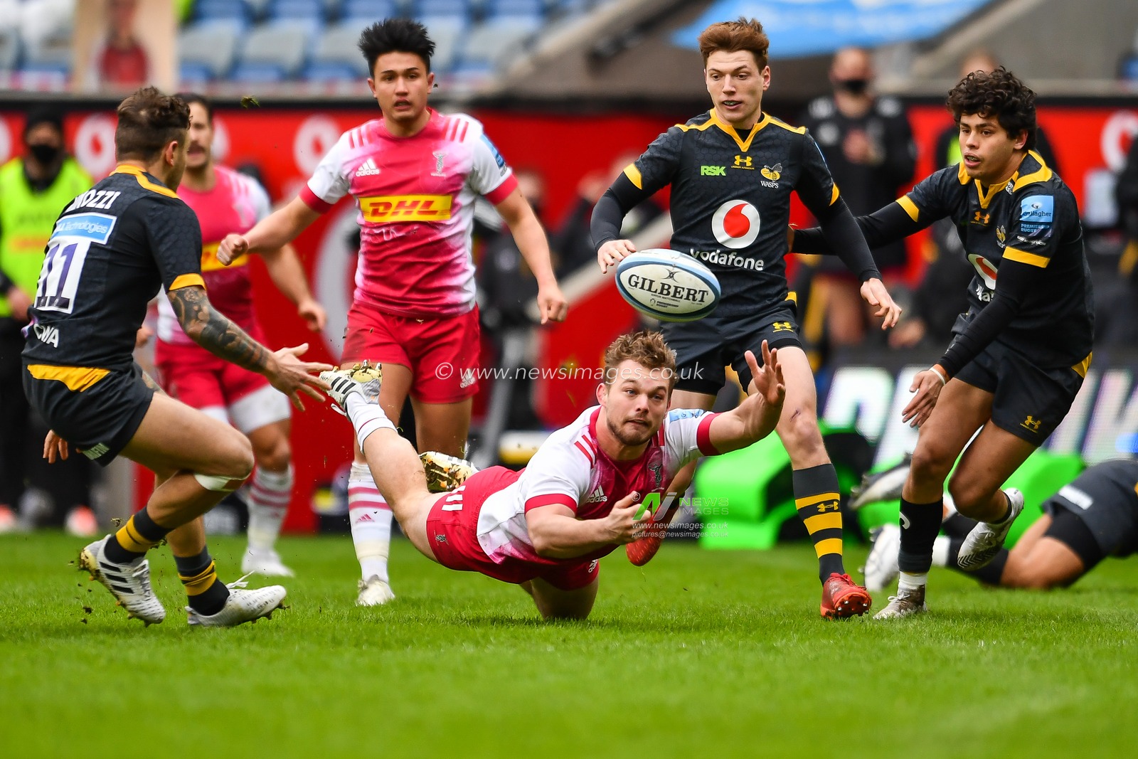 Will Evans of Harlequins fails to take the pass