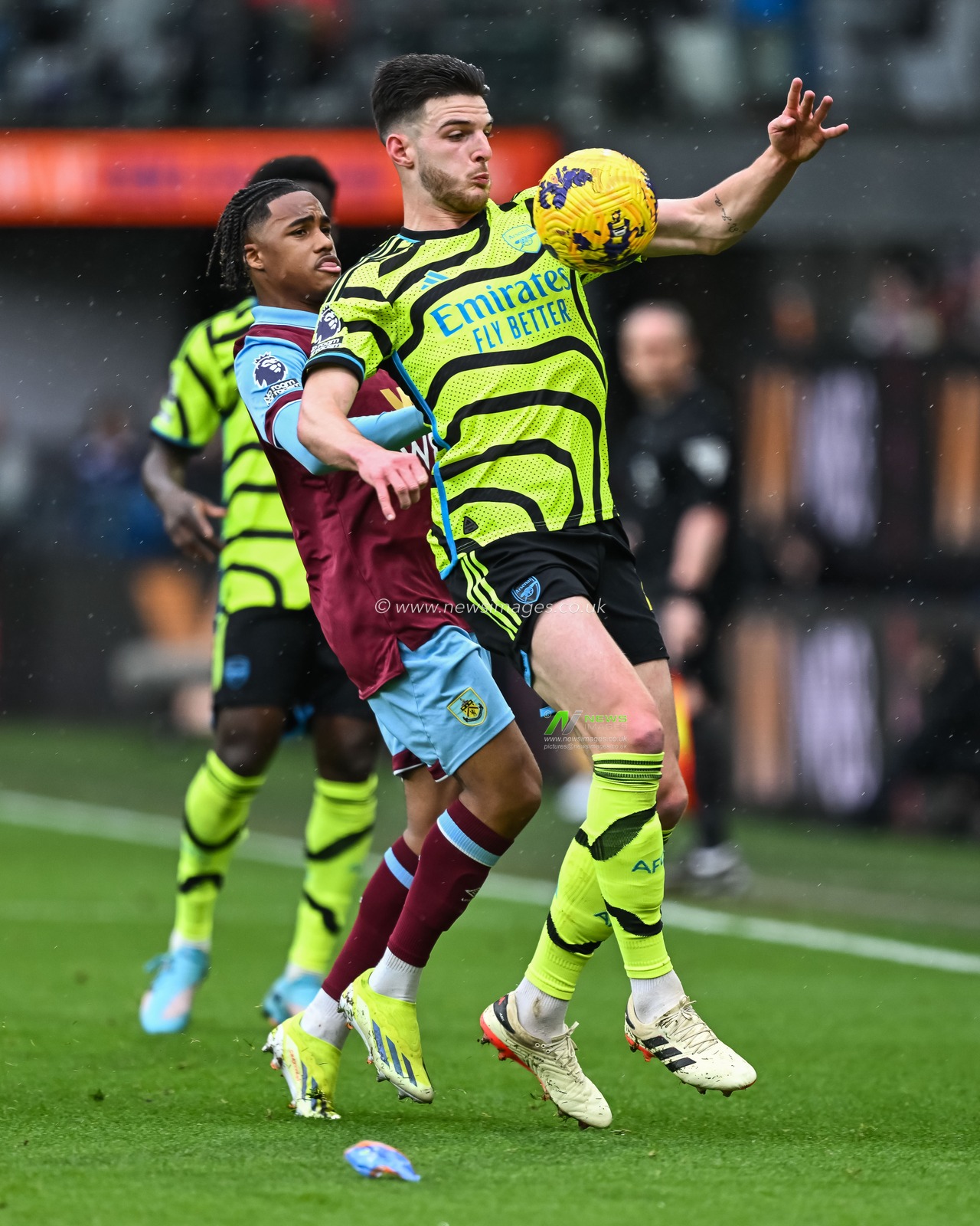 Declan Rice of Arsenal controls the ball during the Premier League match Burnley vs Arsenal at Turf Moor, Burnley, United Kingdom, 17th February 2024

(Photo by Craig Thomas/News Images)