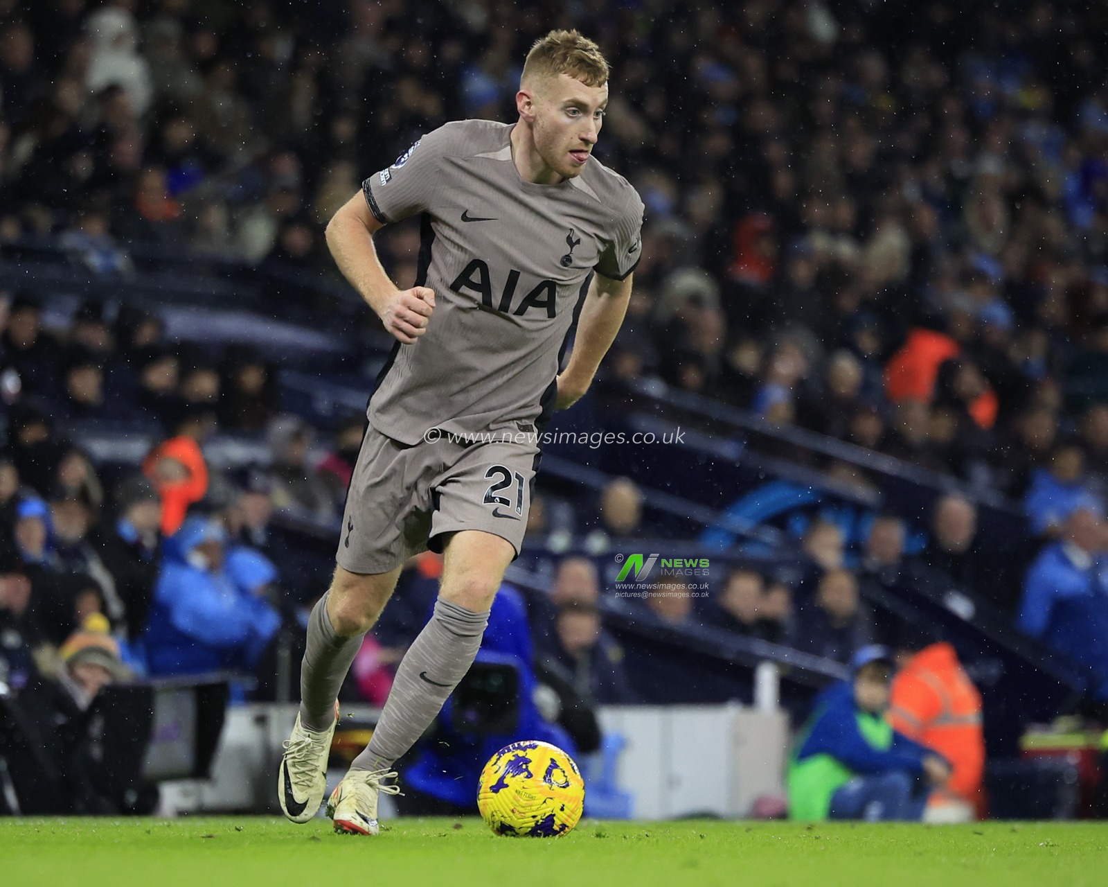 Dejan Kulusevski #21 of Tottenham Hotspur runs with the ball during the Premier League match Manchester City vs Tottenham Hotspur at Etihad Stadium, Manchester, United Kingdom, 3rd December 2023

(Photo by Conor Molloy/News Images)