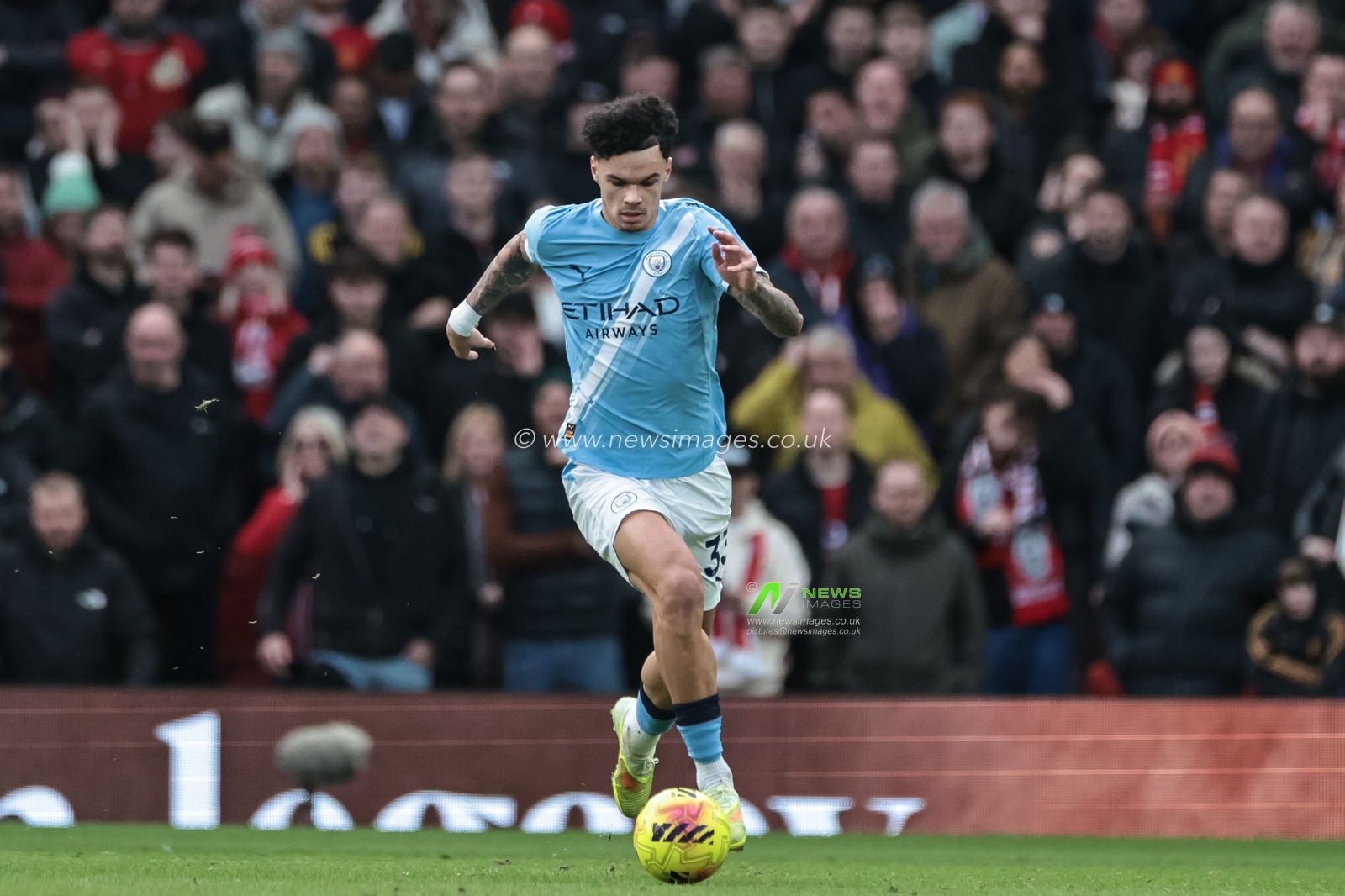 Nico O'Reilly of Manchester City breaks with the ball during the Premier League match Manchester United vs Manchester City at Old Trafford, Manchester, United Kingdom, 17th January 2026

(Photo by Mark Cosgrove/News Images)