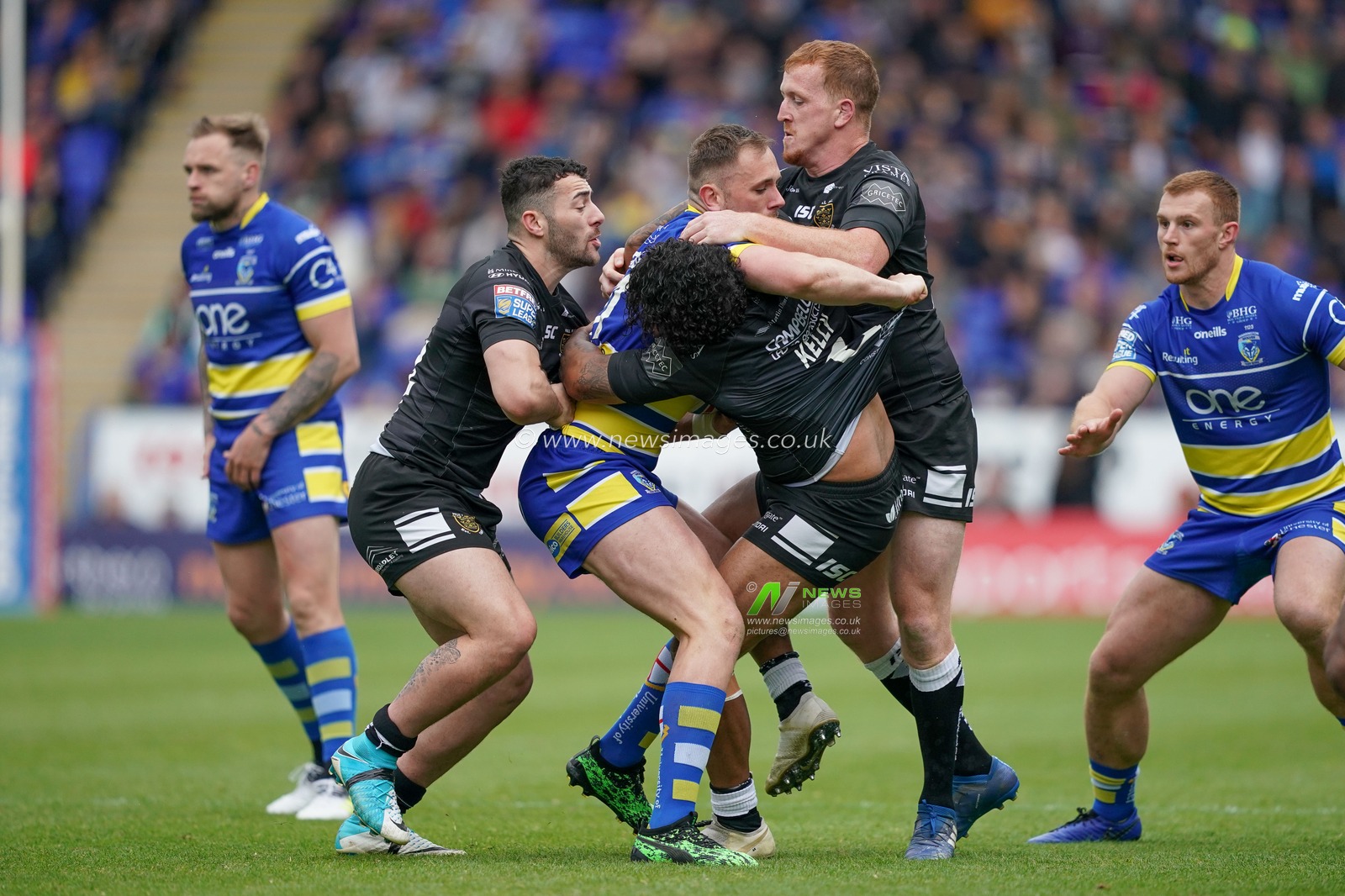 Warrington Wolves's Ben Currie is tackled 


18th May 2019 , Halliwell Jones Stadium, Warrington, England;  Betfred Super League, Round 15, Warrington Wolves vs Hull FC ; 

Credit: Terry Donnelly/News Images