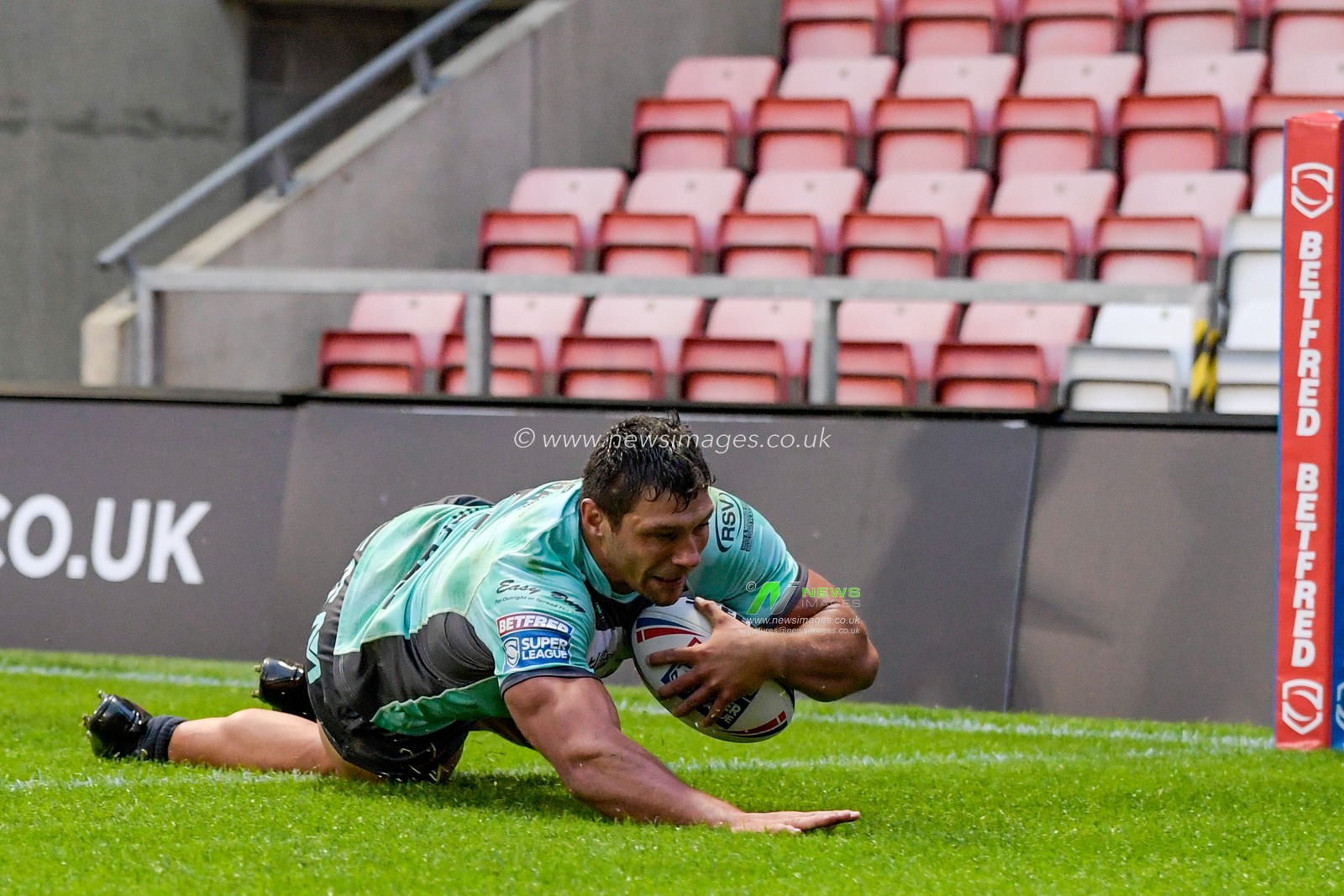 Ryan Hall (5) of Hull KR goes over for a try to make it 28-32