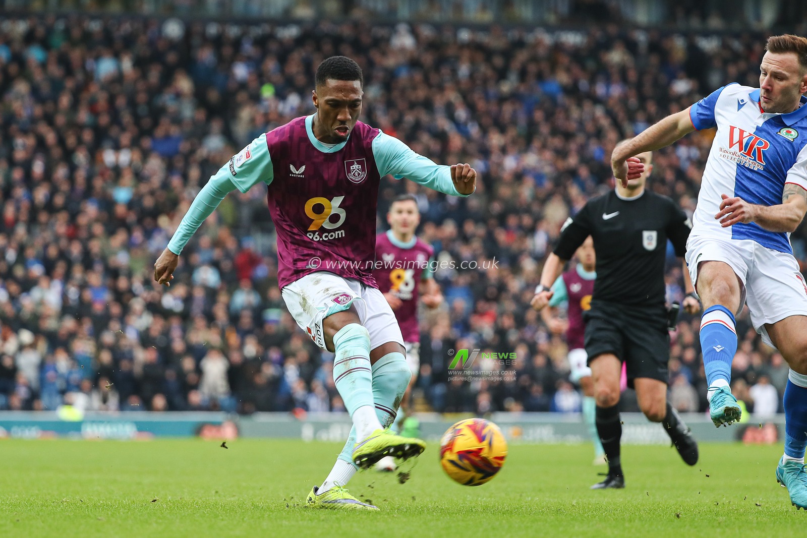 Jaidon Anthony of Burnley takes a shot during the Sky Bet Championship match Blackburn Rovers vs Burnley at Ewood Park, Blackburn, United Kingdom, 4th January 2025

(Photo by Jorge Horsted/News Images)