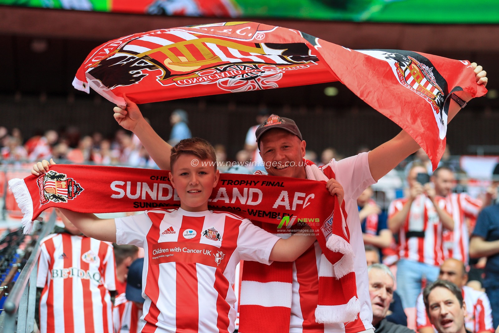 26th May 2019 , Wembley Stadium, London, England ; Sky Bet League 1 Playoff Final , Charlton Athletic vs Sunderland ; Father and Son Sunderland fans fly their flag and scarf 


Credit: Mark Cosgrove/News Images 


English Football League images are subject to DataCo Licence