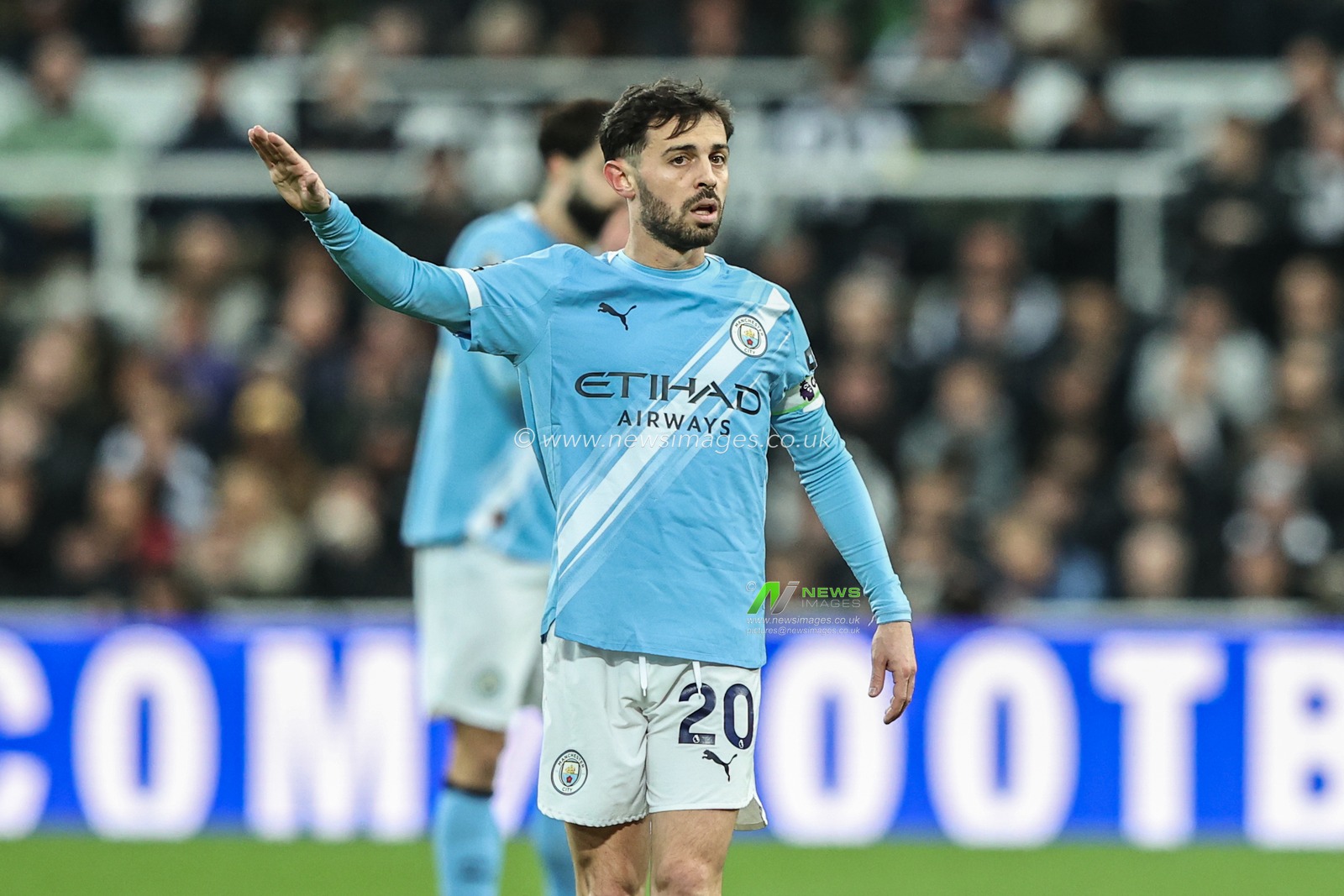 Bernardo Silva of Manchester City gives his team instructions during the Premier League match Newcastle United vs Manchester City at St. James's Park, Newcastle, United Kingdom, 21st November 2025

(Photo by Alfie Cosgrove/News Images)

*** GER AUT SUI OUT ***