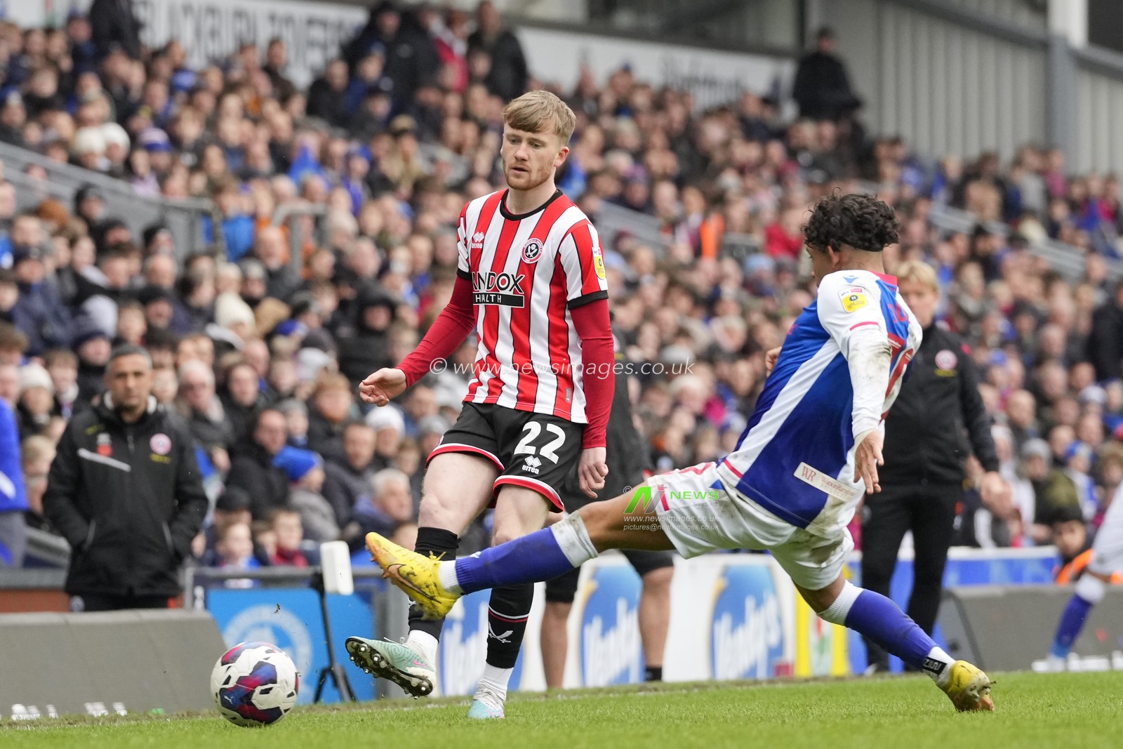 Tommy Doyle #22 of Sheffield United passes the ball under pressure from Tyrhys Dolan #10 of Blackburn Rovers during the Sky Bet Championship match Blackburn Rovers vs Sheffield United at Ewood Park, Blackburn, United Kingdom, 4th March 2023

(Photo by Steve Flynn/News Images)
