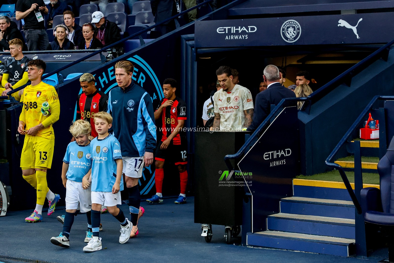 Kevin De Bruyne of Manchester City leads the team out prior to the Premier League match Manchester City vs Bournemouth at Etihad Stadium, Manchester, United Kingdom, 20th May 2025

(Photo by Mark Cosgrove/News Images)