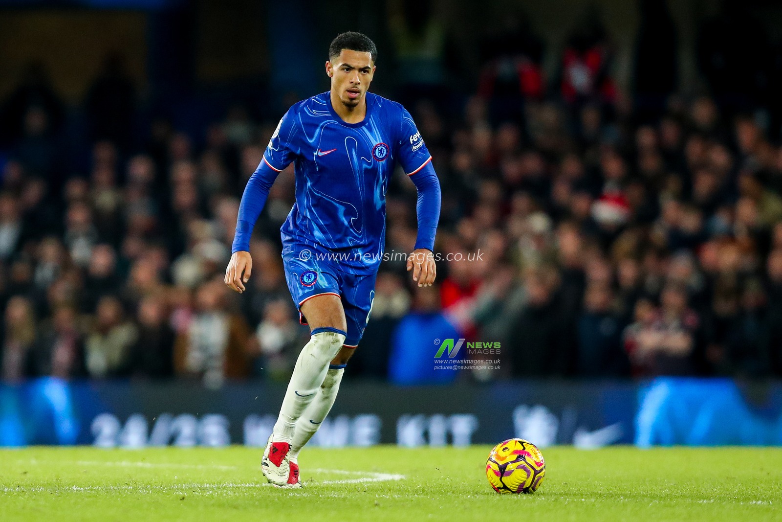Levi Colwill of Chelsea runs with the ball during the Premier League match Chelsea vs Fulham at Stamford Bridge, London, United Kingdom, 26th December 2024

(Photo by Izzy Poles/News Images)