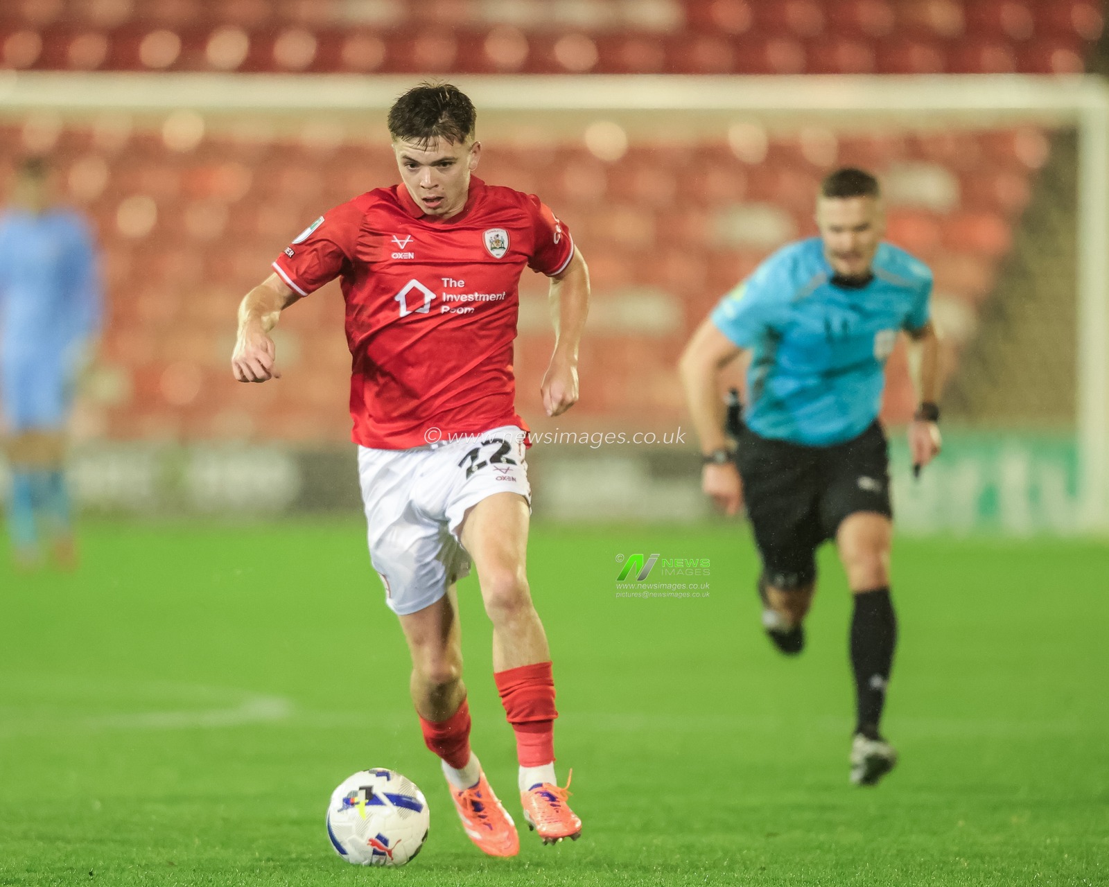 Patrick Kelly of Barnsley breaks with the ball during the The Vertu Trophy Group D match Barnsley vs Manchester United U21 at Oakwell, Barnsley, United Kingdom, 21st October 2025

(Photo by Richard Bierton/News Images)