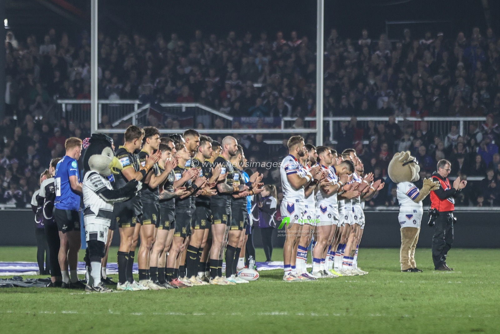 Fans and players have a minute applaud for members of staff who recently lost their lives during the Betfred Super League Round 5 match Wakefield Trinity vs Hull FC at DIY Kitchens Stadium, Wakefield, United Kingdom, 21st March 2025

(Photo by Alfie Cosgrove/News Images)
