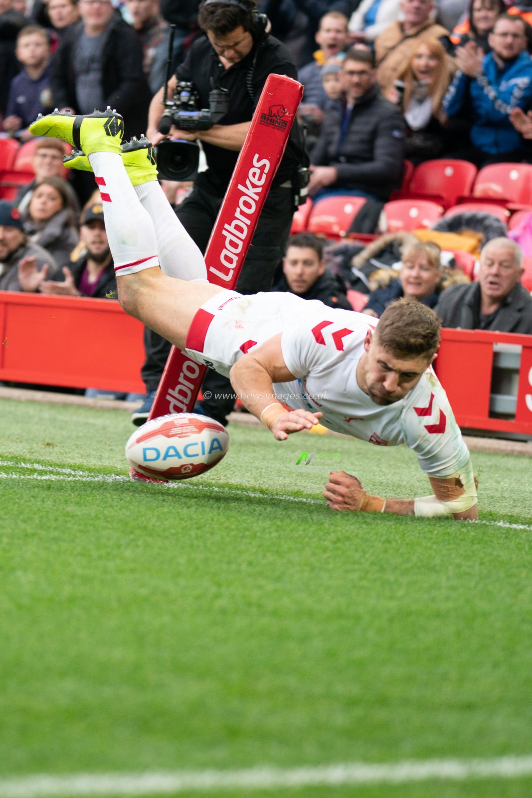 England's Tom Makinson goes over for a try

4th November, Anfield, Liverpool, England ; Rugby League International Test Match , England v New Zealand ; 


Credit:  Terry Donnelly/News Images