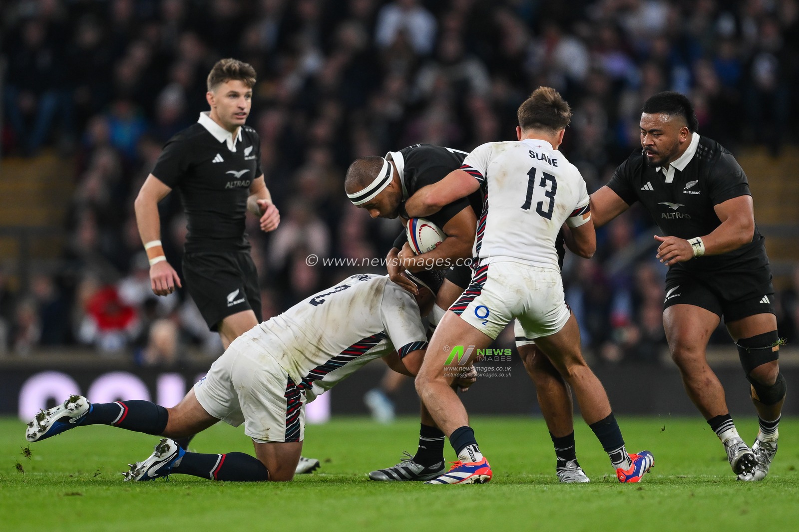 Patrick Tuipulotu of New Zealand is tackled by Jamie George of England and Henry Slade of England during the Autumn Nations Series match England vs New Zealand at Allianz Stadium,, Twickenham, United Kingdom, 2nd November 2024

(Photo by Craig Thomas/News Images)