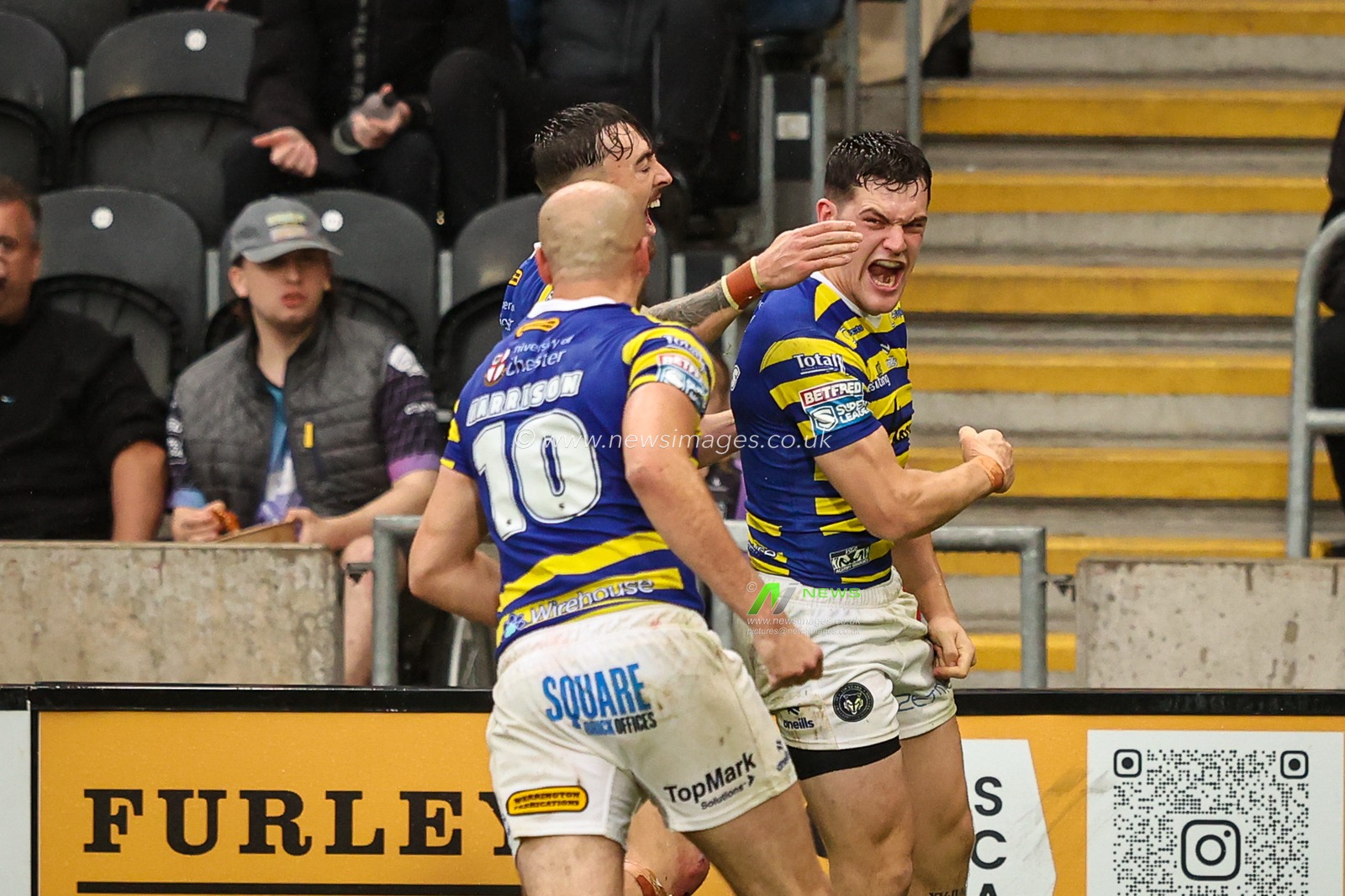 Josh Thewlis of Warrington Wolves celebrates his try during the Betfred Super League round 25 match Hull FC vs Warrington Wolves at MKM Stadium, Hull, United Kingdom on 29 August 2026

(Photo by Alfie Cosgrove/News Images)