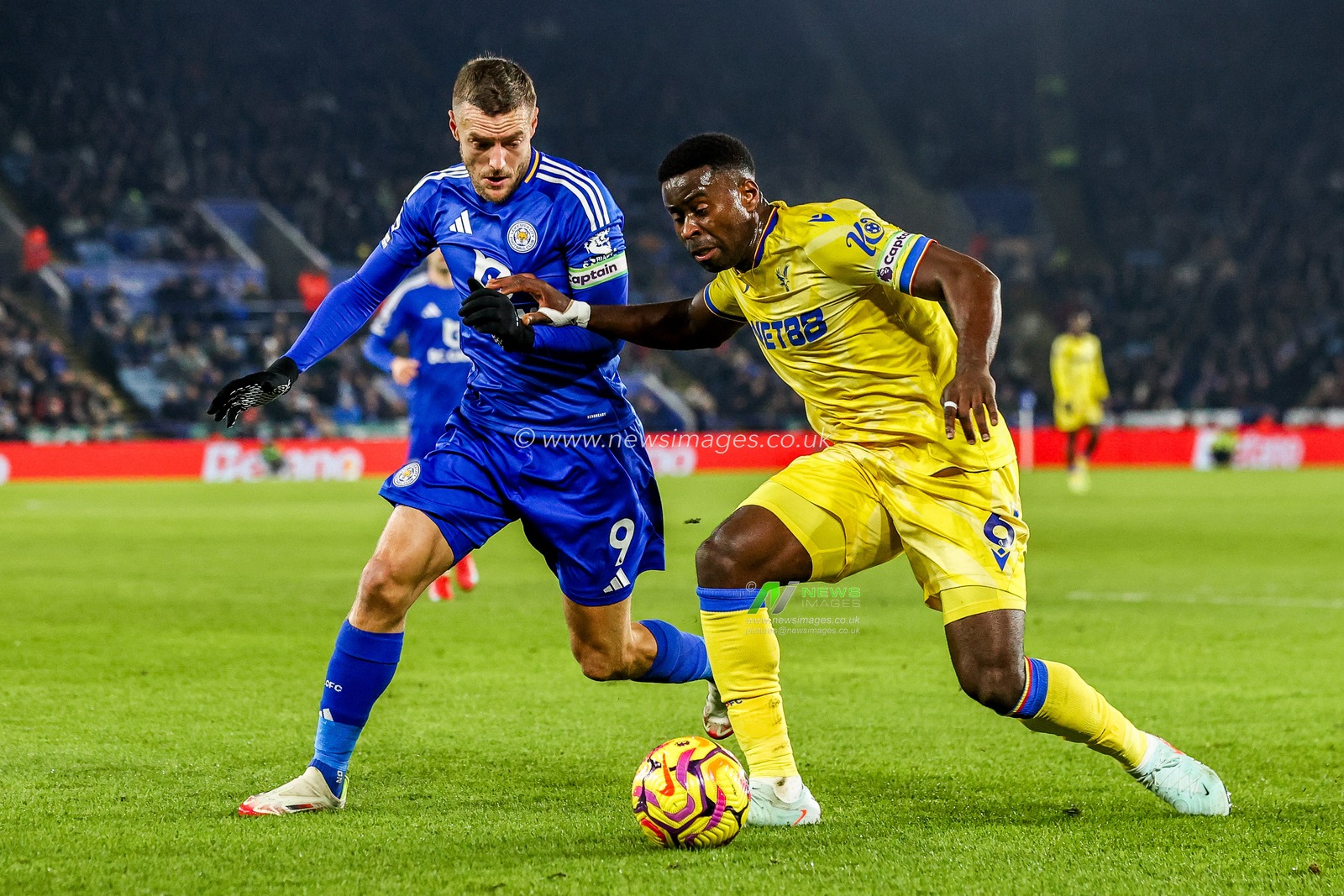 Jamie Vardy of Leicester City battles for the ball with Marc Guehi of Crystal Palace during the Premier League match Leicester City vs Crystal Palace at King Power Stadium, Leicester, United Kingdom, 15th January 2025

(Photo by Alfie Cosgrove/News Images)