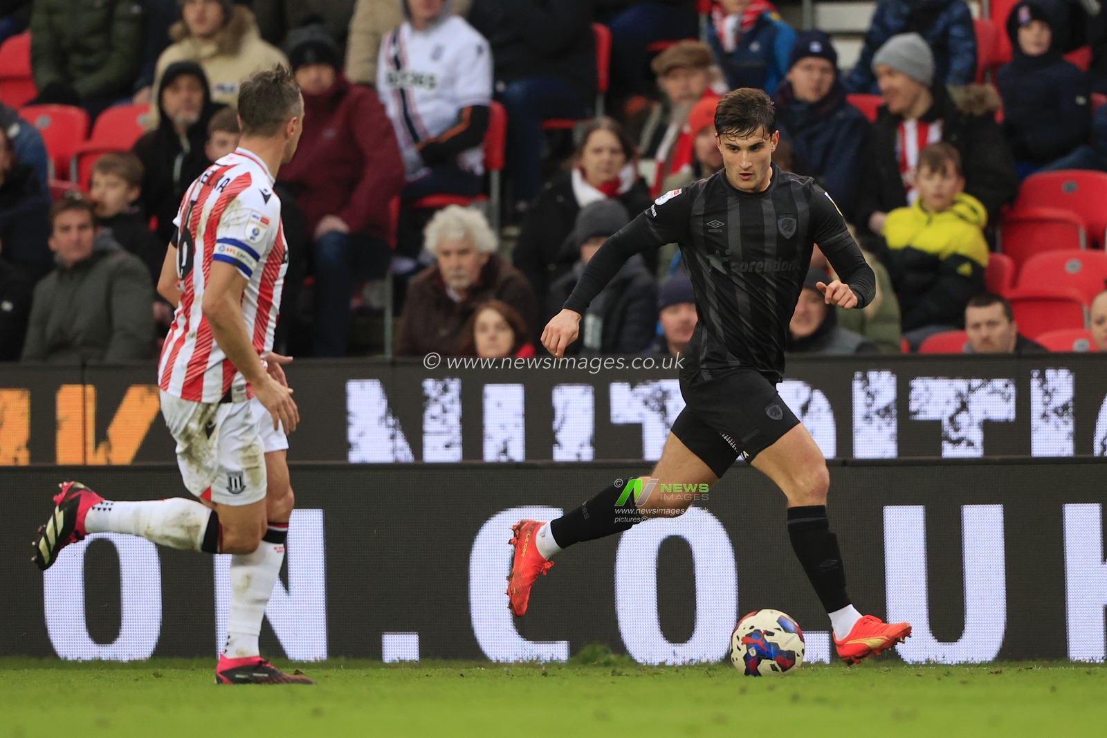 Ryan Longman #16 of Hull City is confronted by Phil Jagielka #6 of Stoke City during the Sky Bet Championship match Stoke City vs Hull City at Bet365 Stadium, Stoke-on-Trent, United Kingdom, 11th February 2023

(Photo by Conor Molloy/News Images)