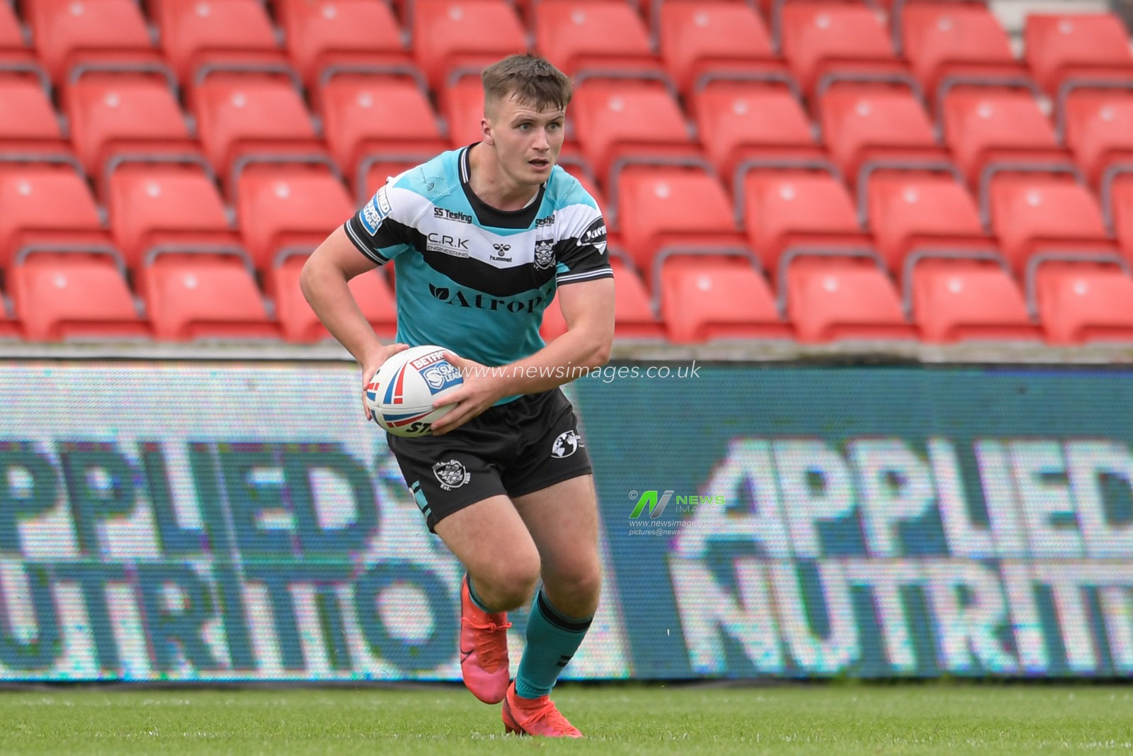 Connor Wynne (23) of Hull FC runs forward with the ball