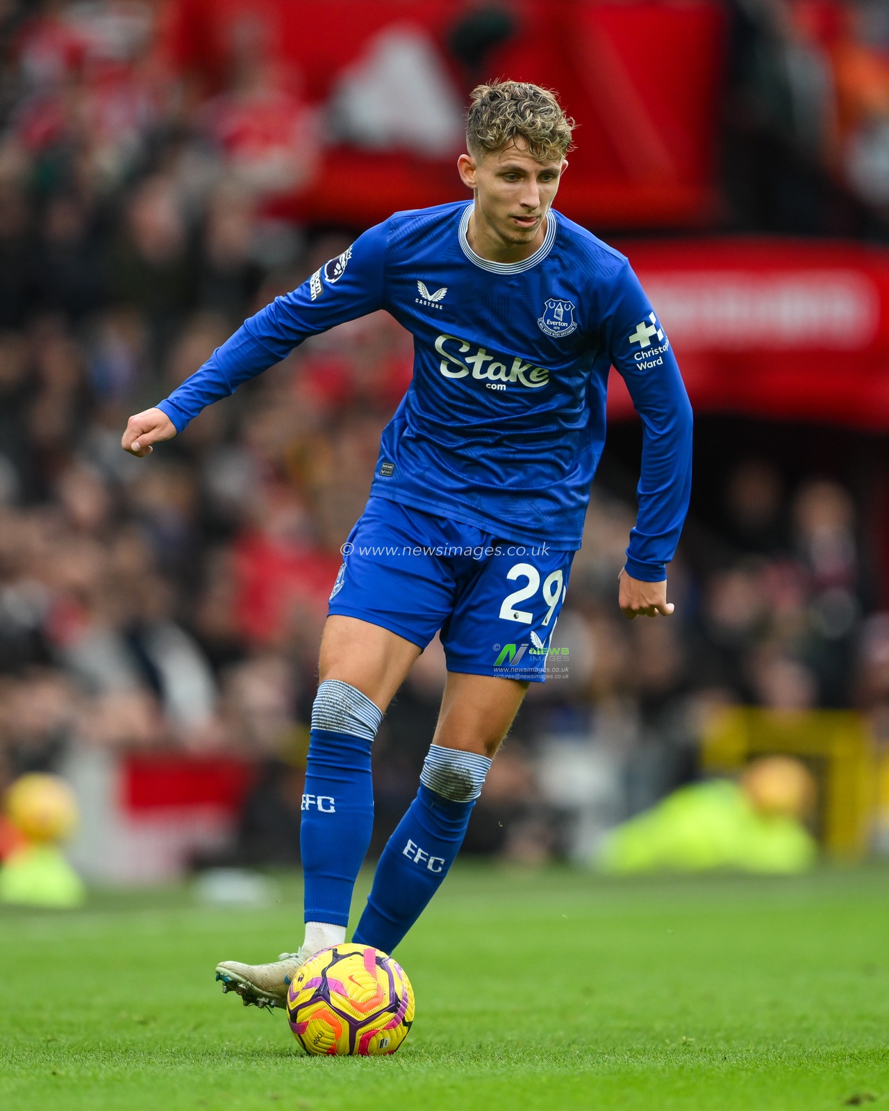 Jesper LindstrÃ¸m of Everton makes a break with the ball  during the Premier League match Manchester United vs Everton at Old Trafford, Manchester, United Kingdom, 1st December 2024

(Photo by Craig Thomas/News Images)