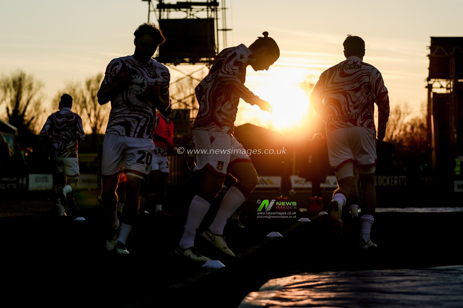 Wrexham AFC warm up as the sun sets prior to the Sky Bet League 1 match Cambridge United vs Wrexham at Abbey Stadium, Cambridge, United Kingdom, 1st April 2025

(Photo by Izzy Poles/News Images)