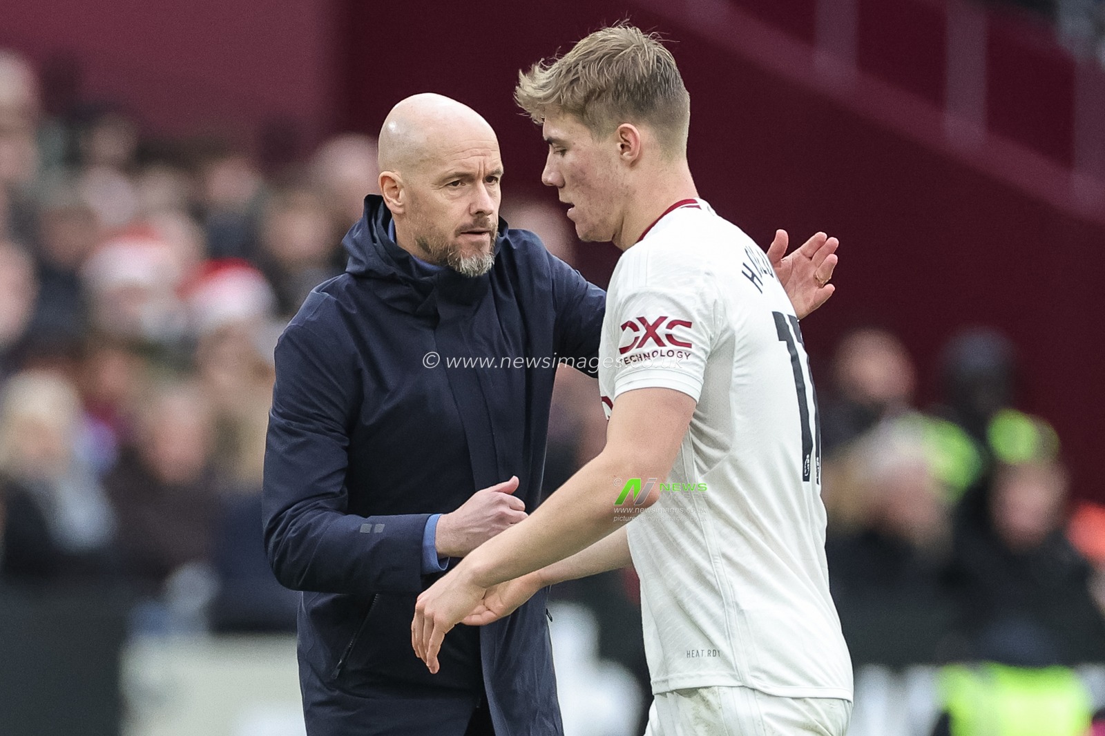 Erik ten Hag manager of Manchester United gives Rasmus HÃ¸jlund of Manchester United a pat on there back after heâ€™s brought off during the Premier League match West Ham United vs Manchester United at London Stadium, London, United Kingdom, 23rd December 2023

(Photo by Mark Cosgrove/News Images)