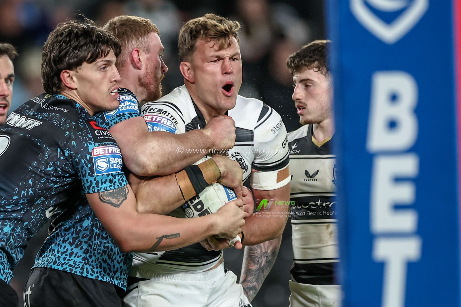 Liam Knight of Hull FC is tackled by Jack Hughes of Leigh Leopards during the Betfred Super League Round 4 match Hull FC vs Leigh Leopards at MKM Stadium, Hull, United Kingdom, 6th March 2025

(Photo by Mark Cosgrove/News Images)