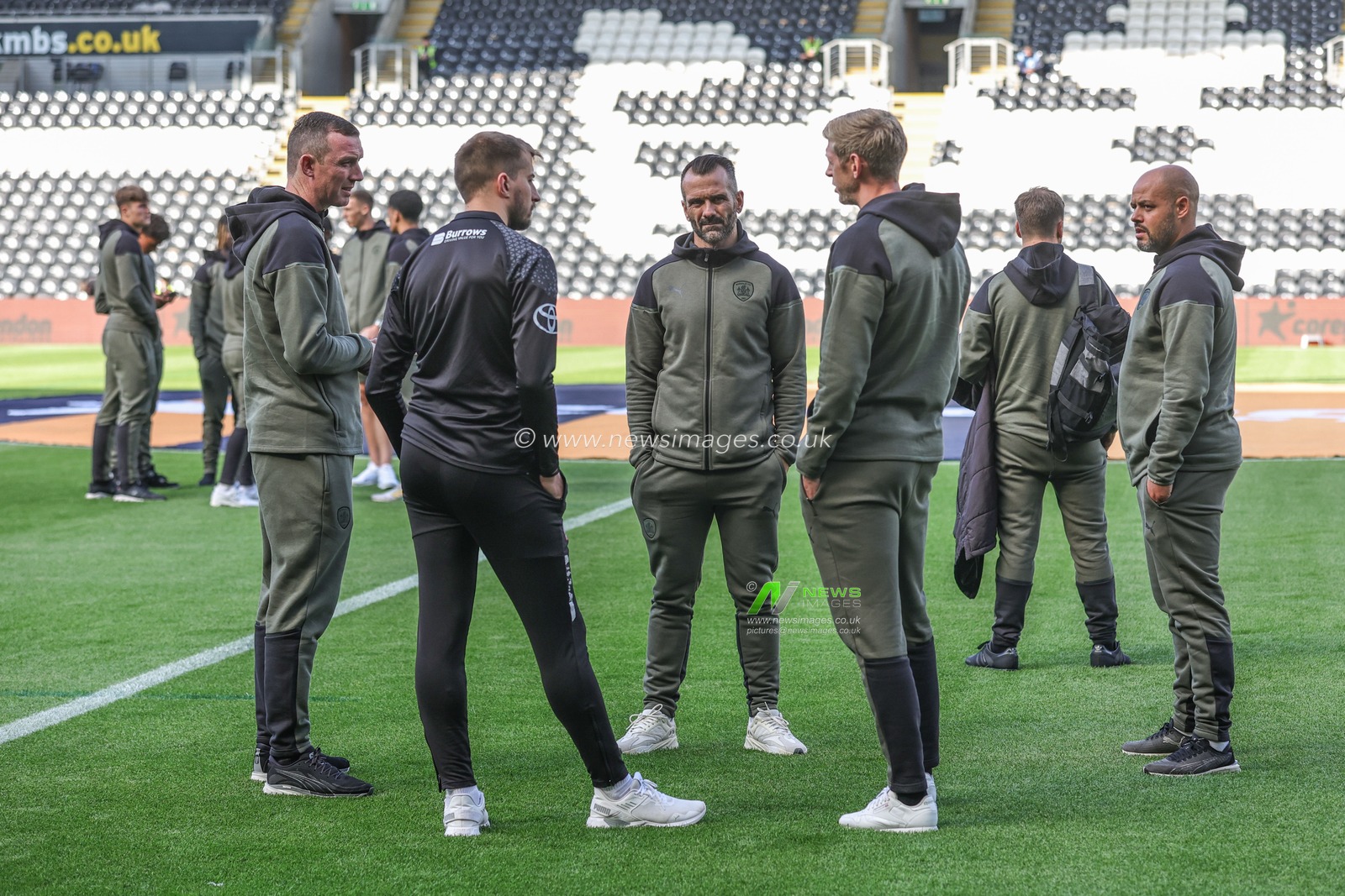 Neill Collins Head coach of Barnsley speaks to his coaching staff during the Pre-season friendly match Hull City vs Barnsley at MKM Stadium, Hull, United Kingdom, 18th July 2023

(Photo by Mark Cosgrove/News Images)