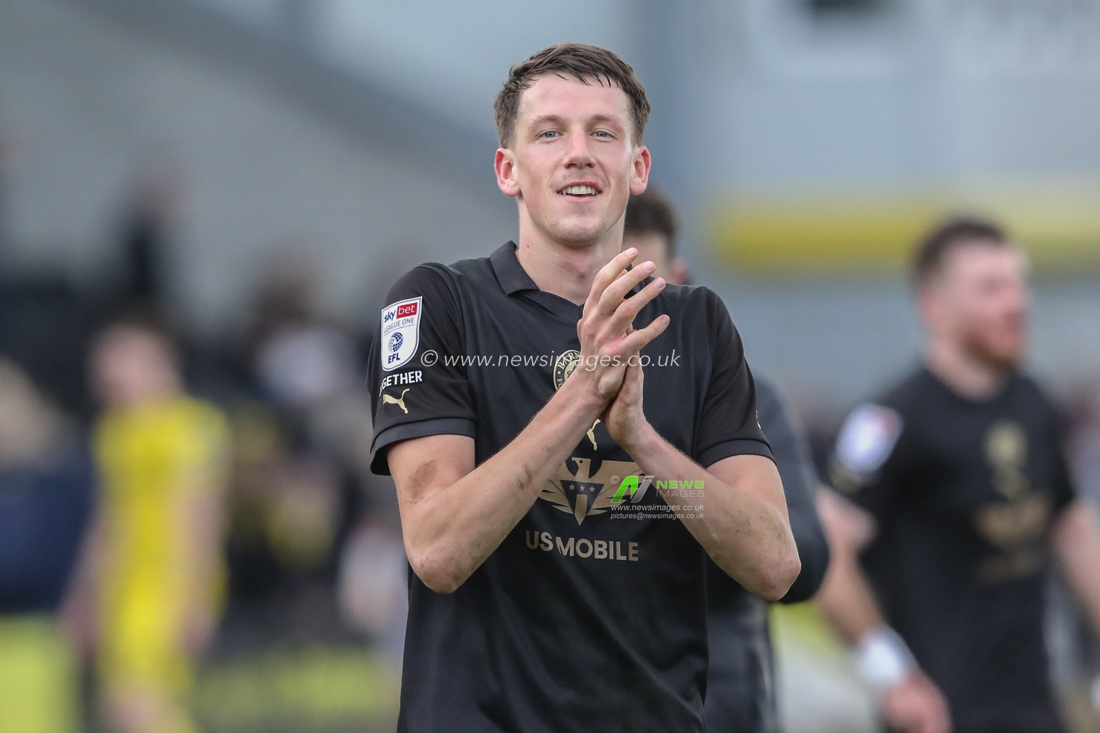 MaÃ«l de Gevigney of Barnsley celebrates the win with the fans during the Sky Bet League 1 match Burton Albion vs Barnsley at Pirelli Stadium, Burton upon Trent, United Kingdom, 1st April 2024

(Photo by Alfie Cosgrove/News Images)