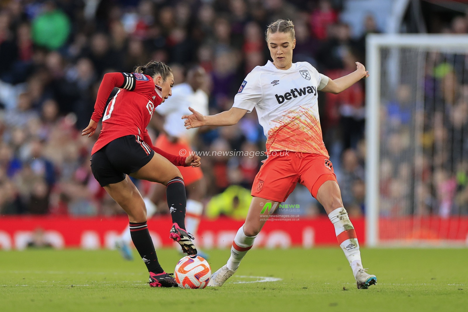 Katie Zelem #10 of Manchester United controls the ball watched by Dagny Brynjarsdottir #10 of West Ham United during the FA Women's Super League match Manchester United Women vs West Ham United Women at Old Trafford, Manchester, United Kingdom, 25th March 2023

(Photo by Conor Molloy/News Images)