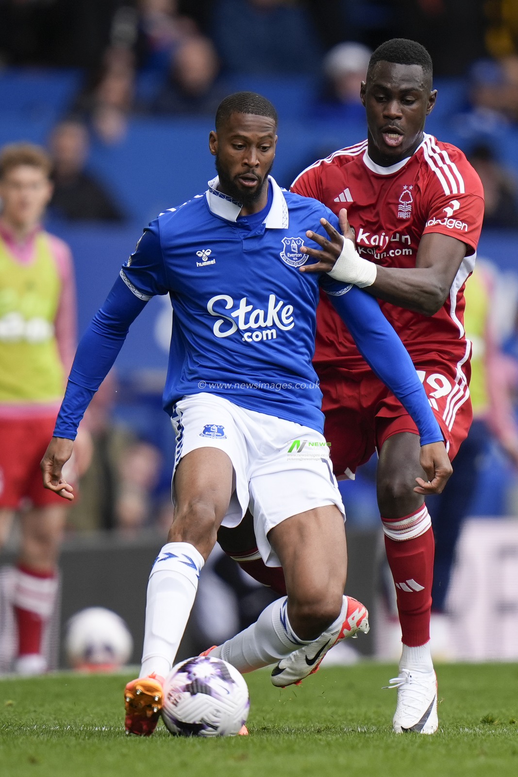 Beto of Everton shields the ball from Moussa NiakhatÃ© of Nottingham Forest during the Premier League match Everton vs Nottingham Forest at Goodison Park, Liverpool, United Kingdom, 21st April 2024

(Photo by Steve Flynn/News Images)